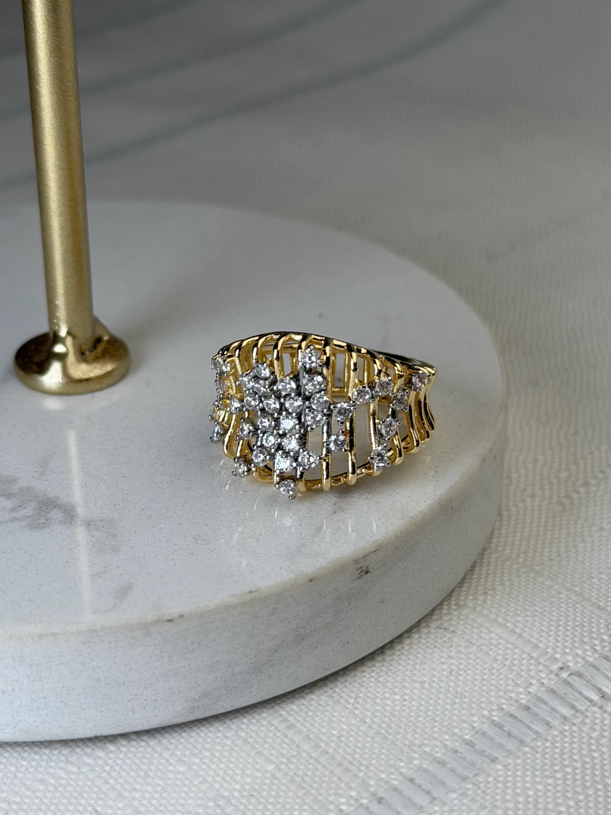 Özel Seri Marka Model Gold Taşlı Tel Detay Yüzük 