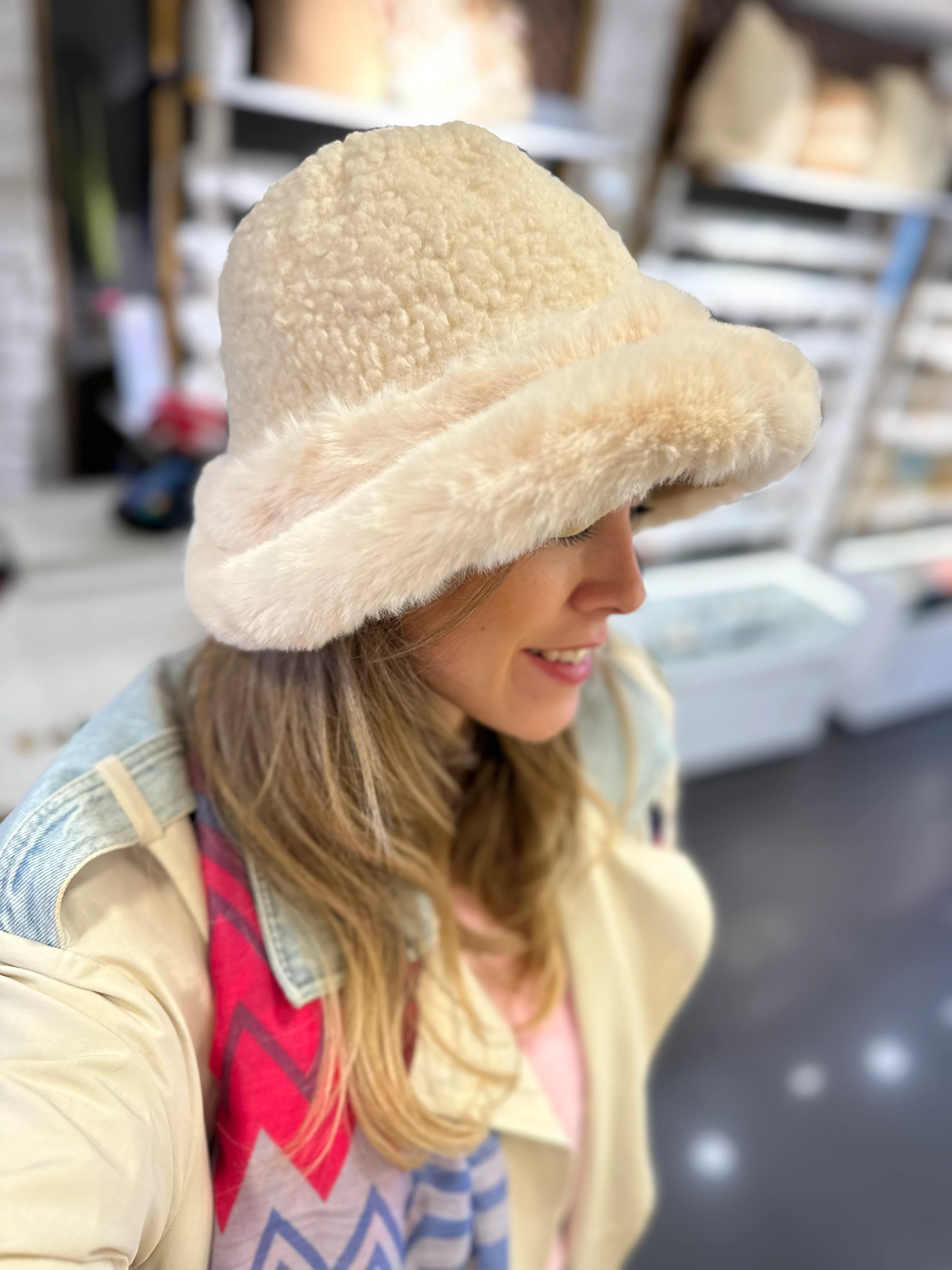 Çift Taraflı Krem Peluş Şapka