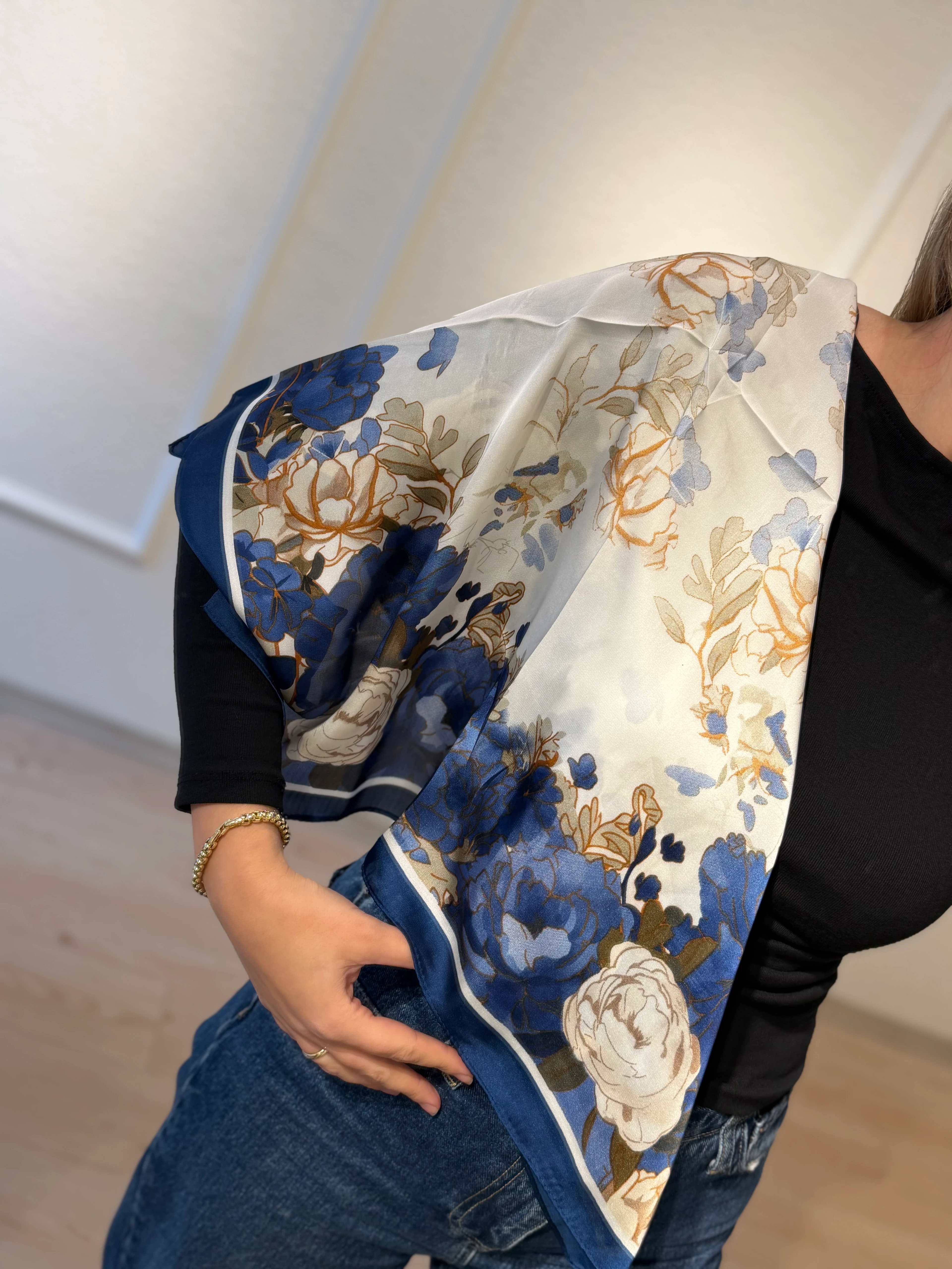 Çiçek Desenli Mavi Fular 70*70cm