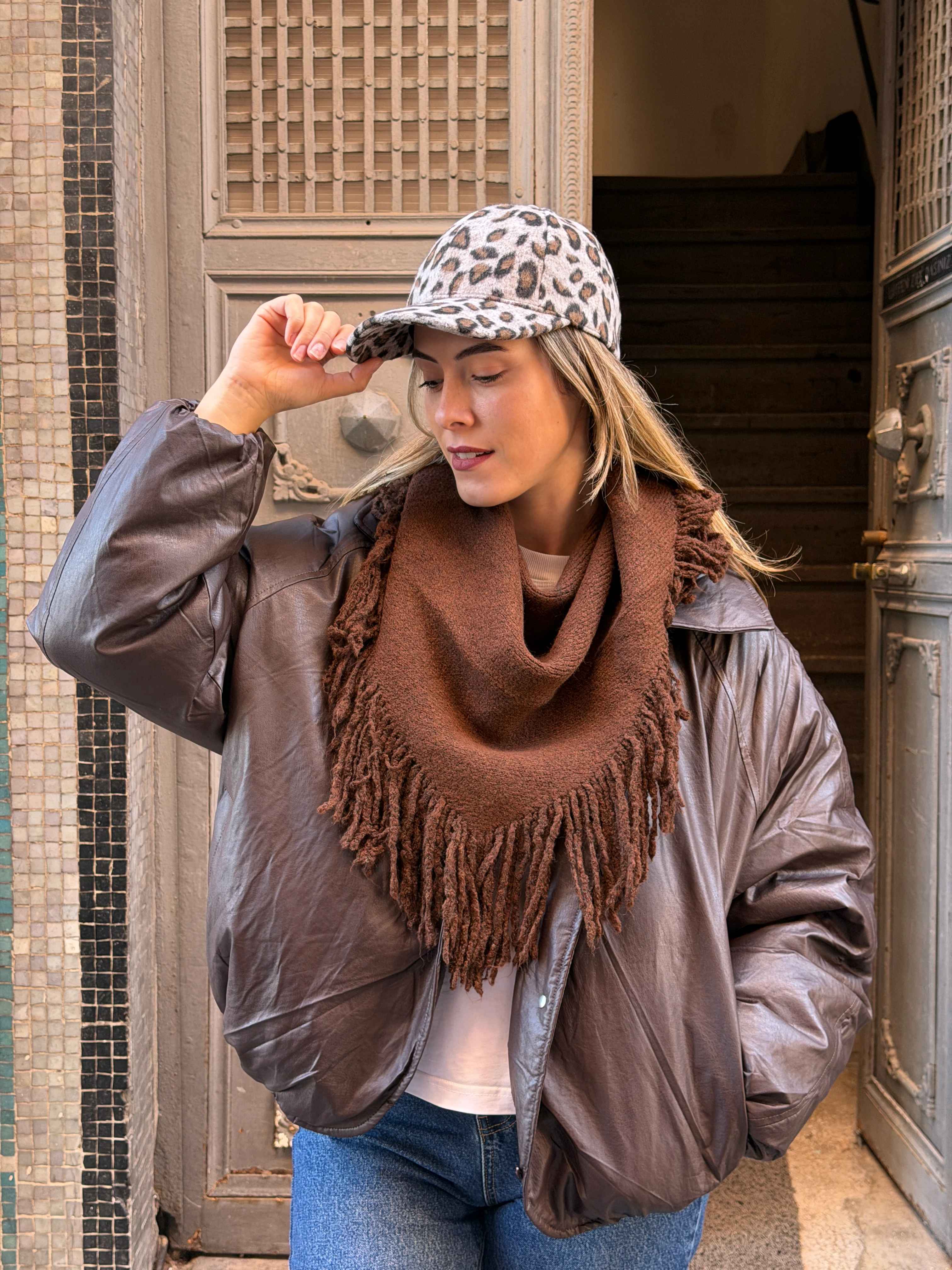 Kahverengi Püsküllü Üçgen Şal