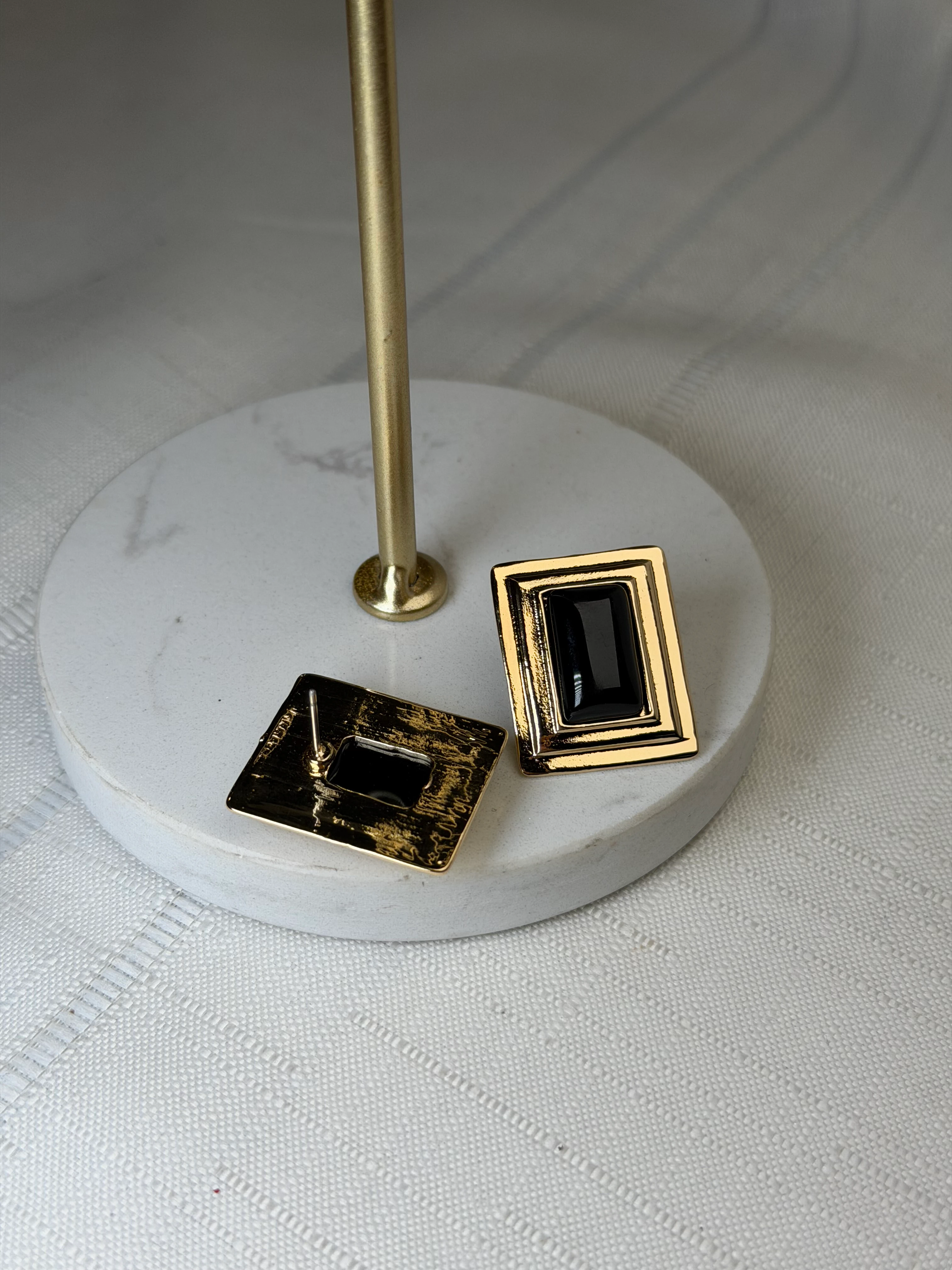 Marka Model Gold Çerçeve Siyah Küpe