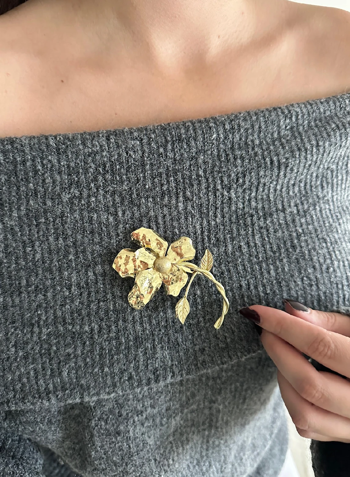 Marka Model Gold Çiçek Broş