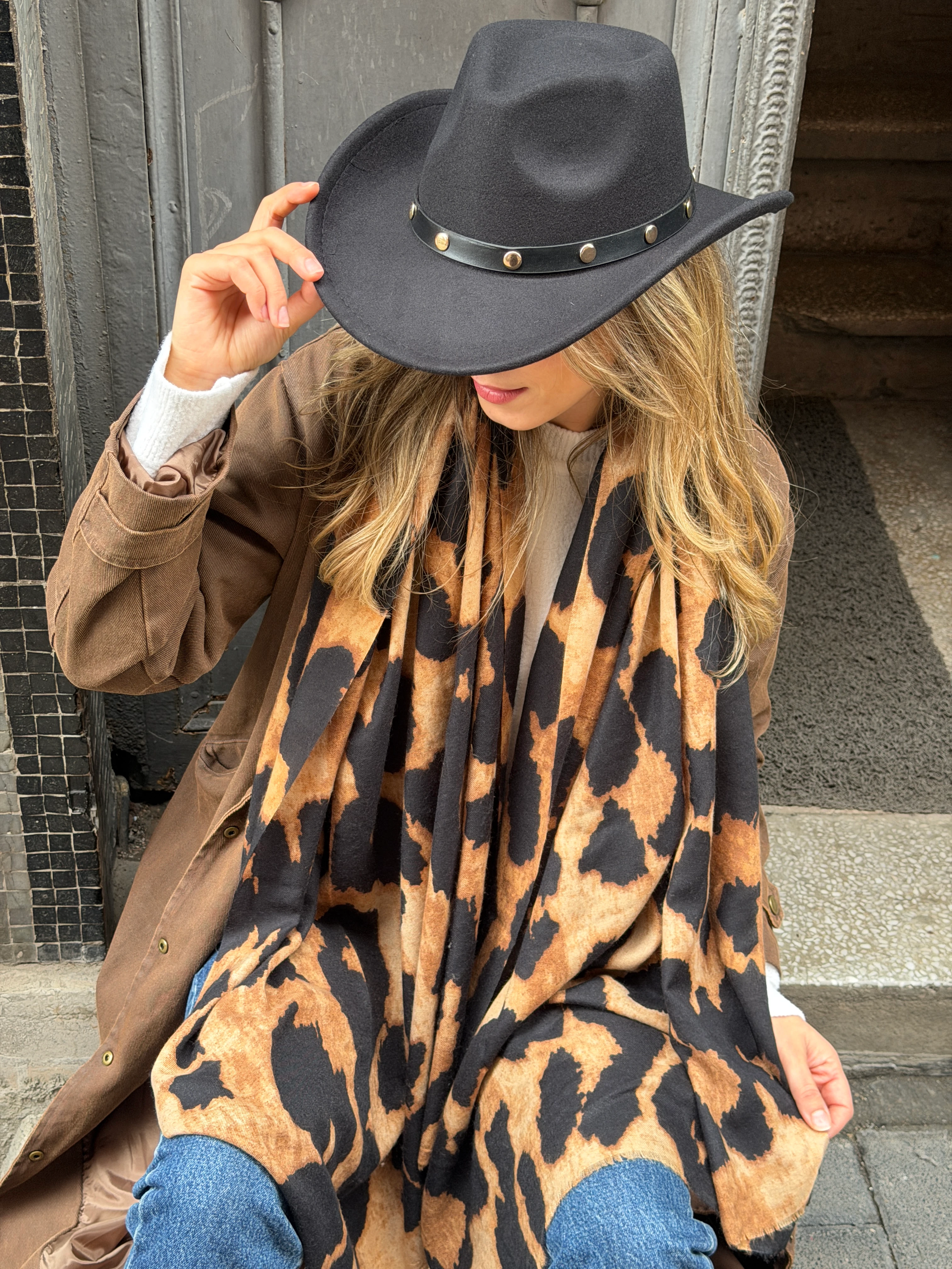 Siyah Renk Zımba Detay Fötr Şapka