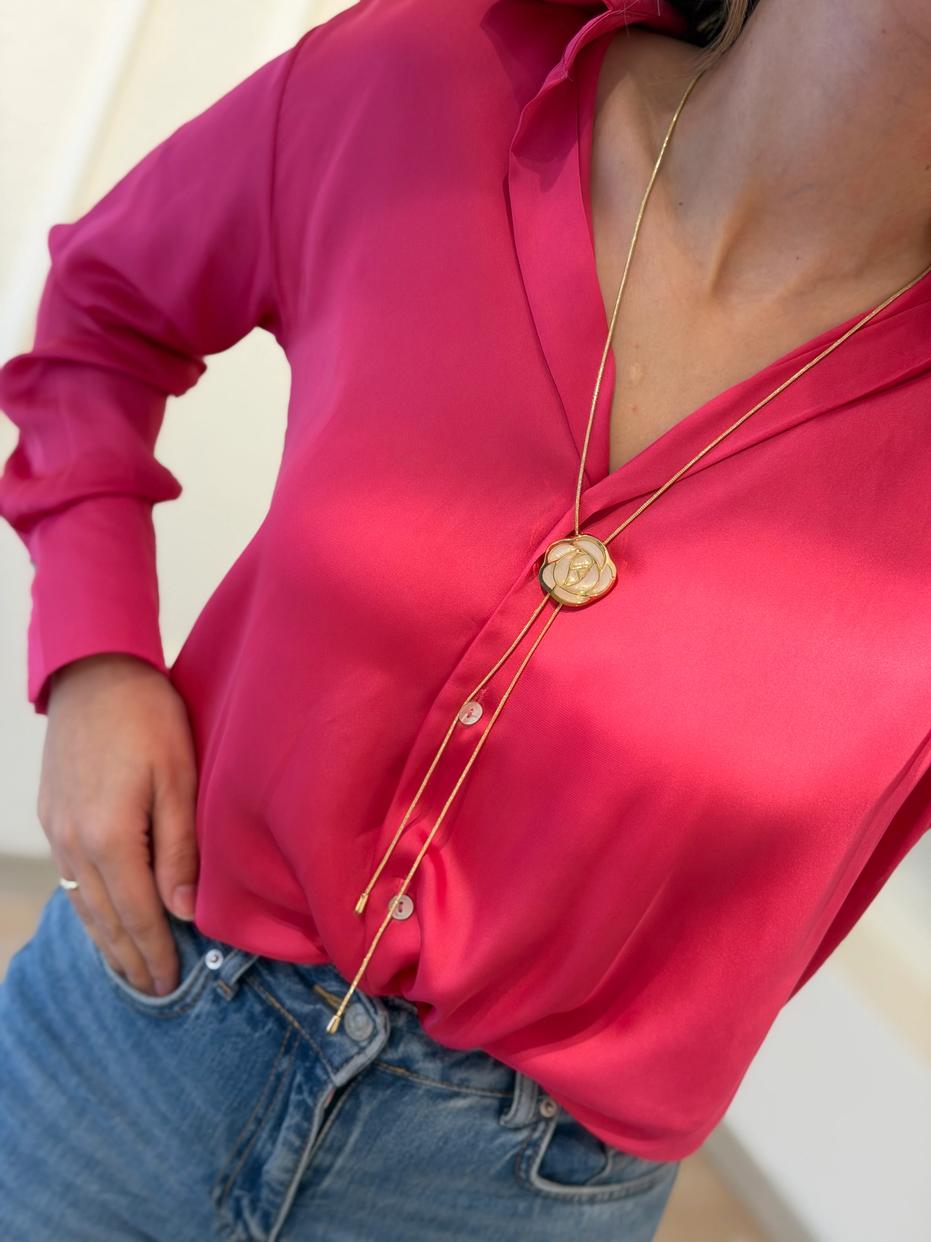 Gold Renk Asansörlü Beyaz Gül Y Kolye