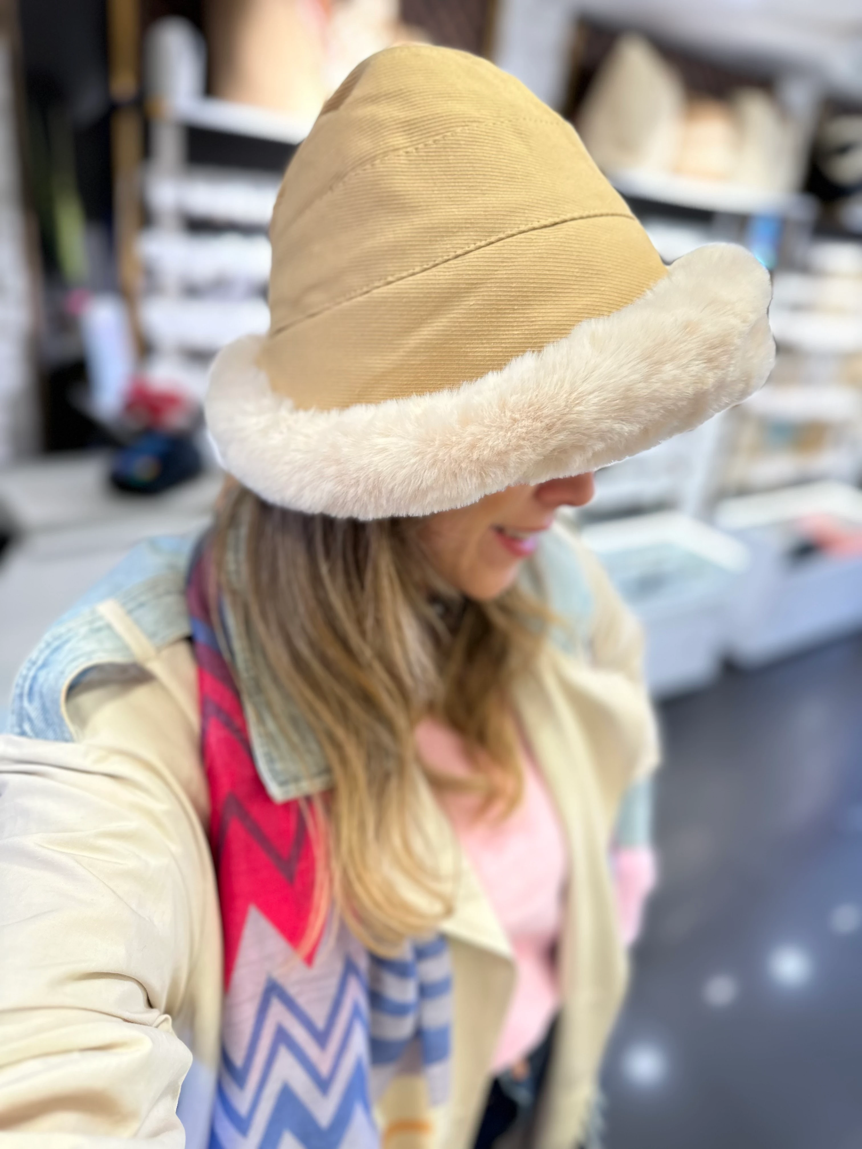 Çift Taraflı Krem Peluş Şapka