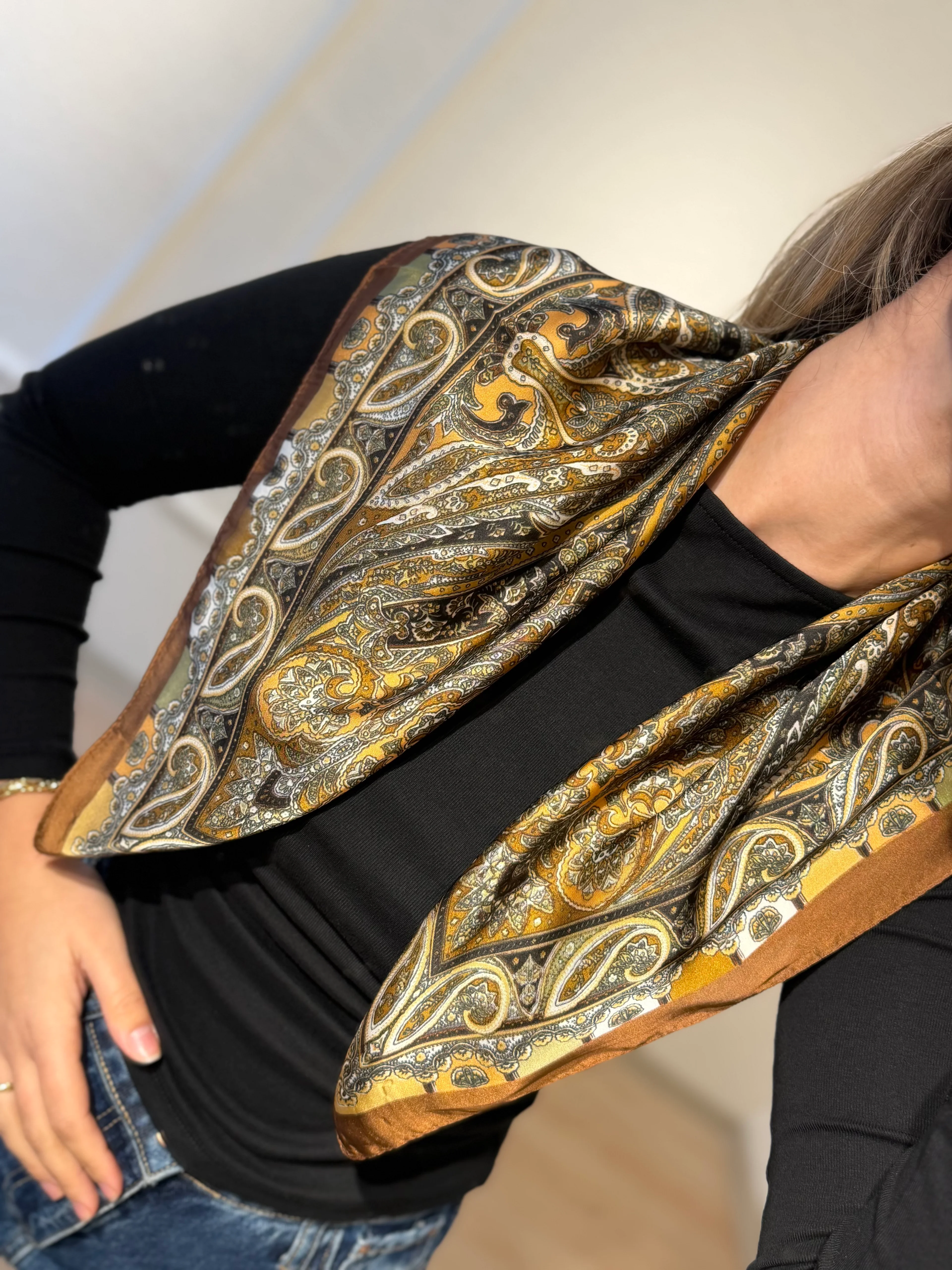 Kahverengi Desenli Fular 70*70cm