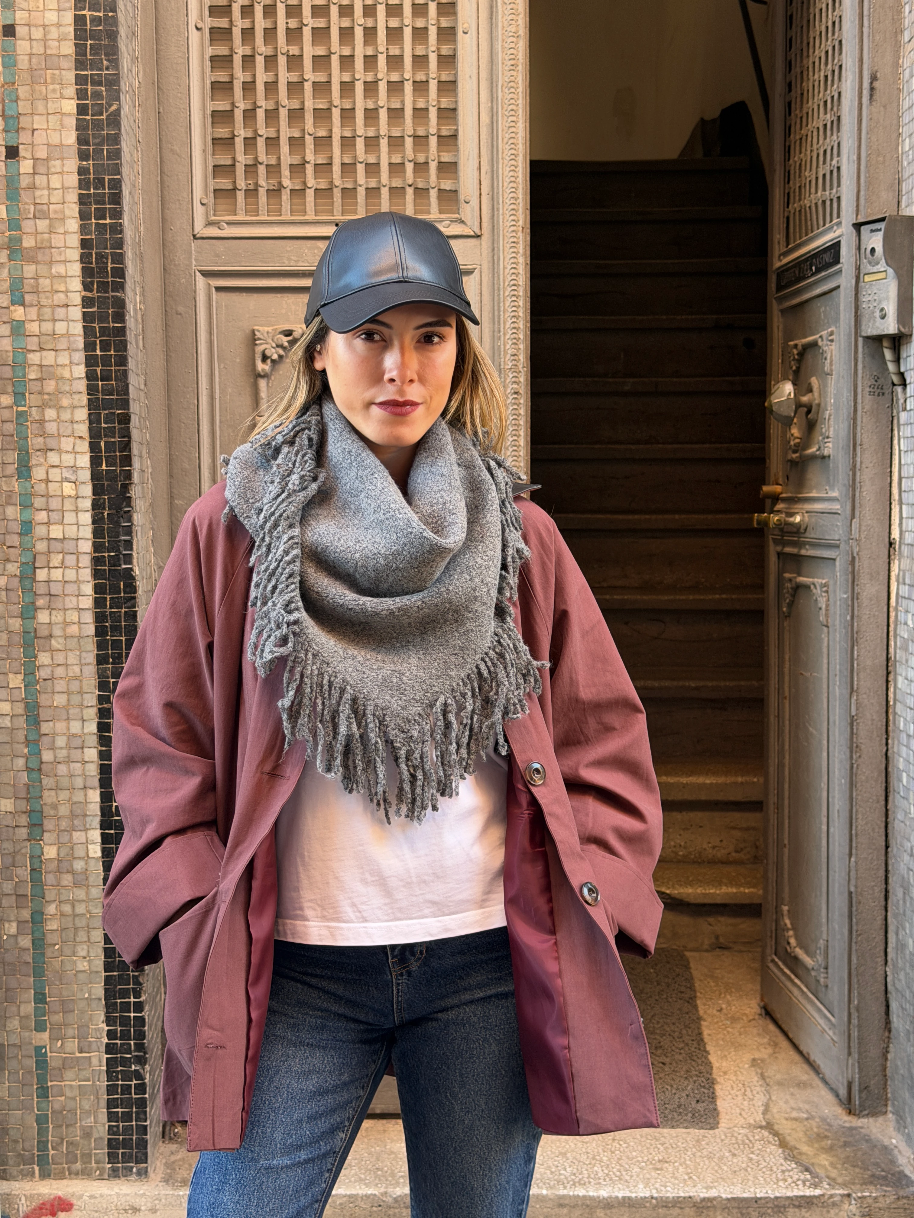 Gri Renk Püsküllü Üçgen Şal