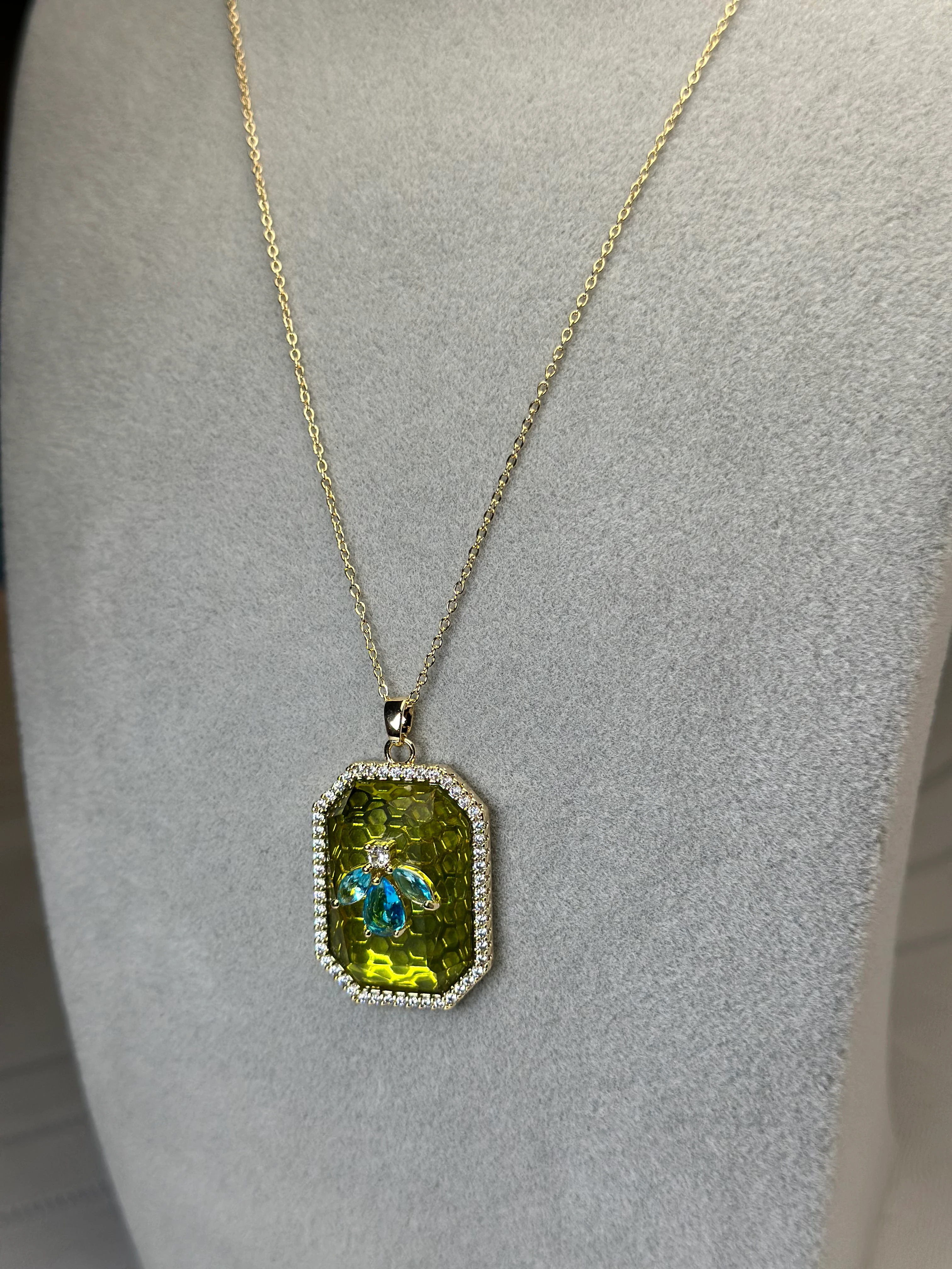 Özel Seri Marka Model Gold Renk Yeşil Taş Petek Kolye