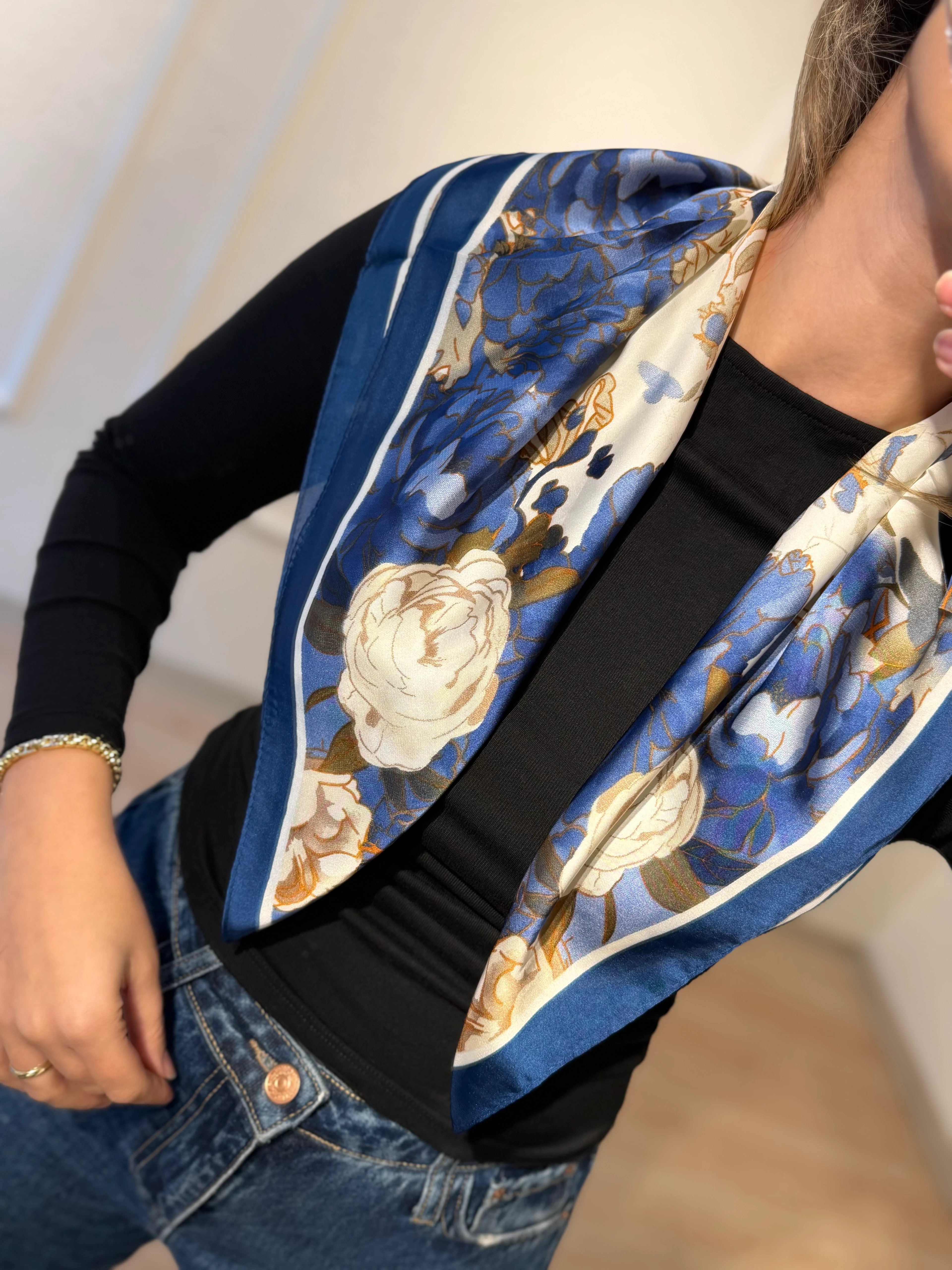 Çiçek Desenli Mavi Fular 70*70cm