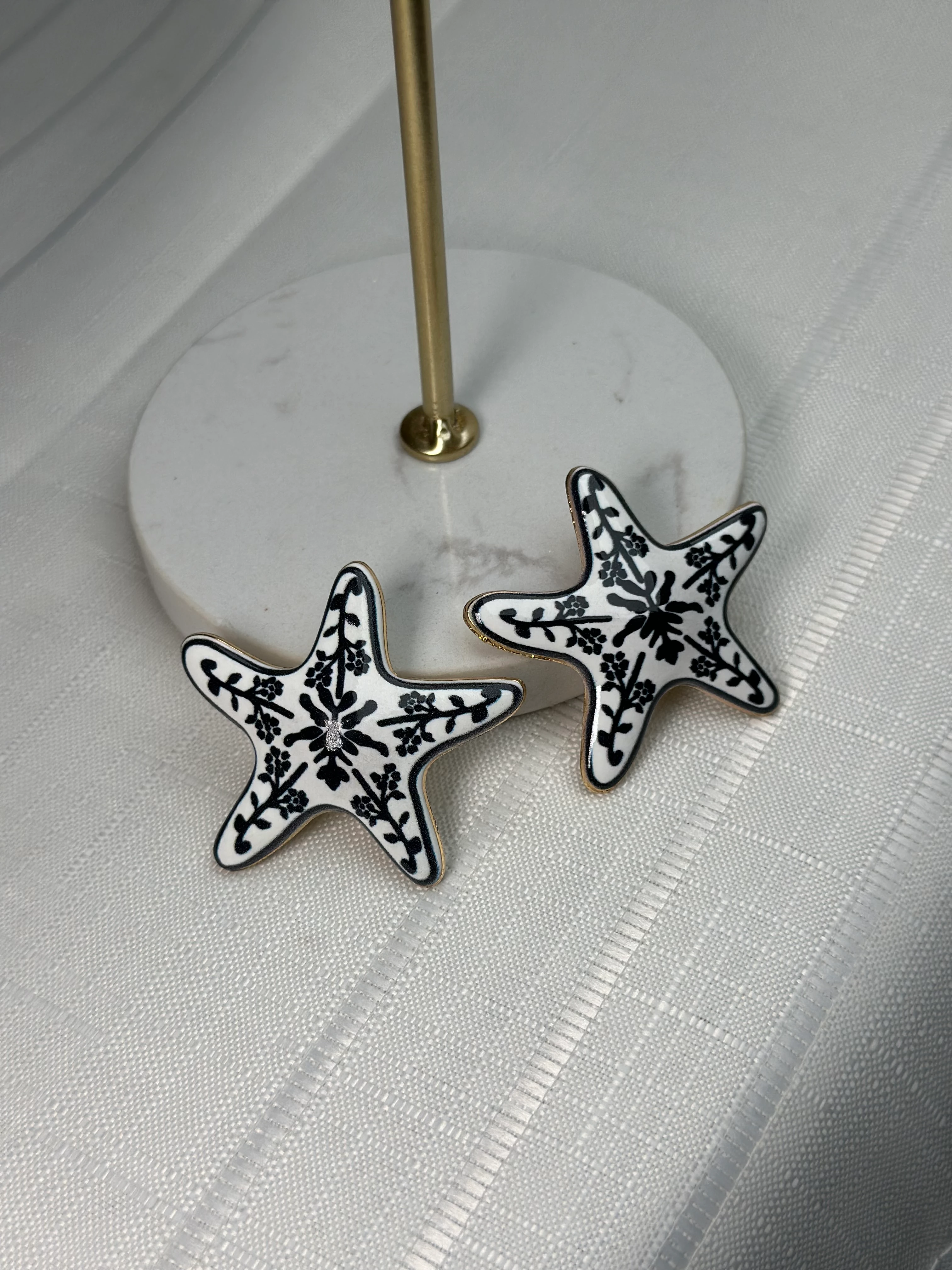 Marka Model Siyah Beyaz Deniz Yıldızı Küpe