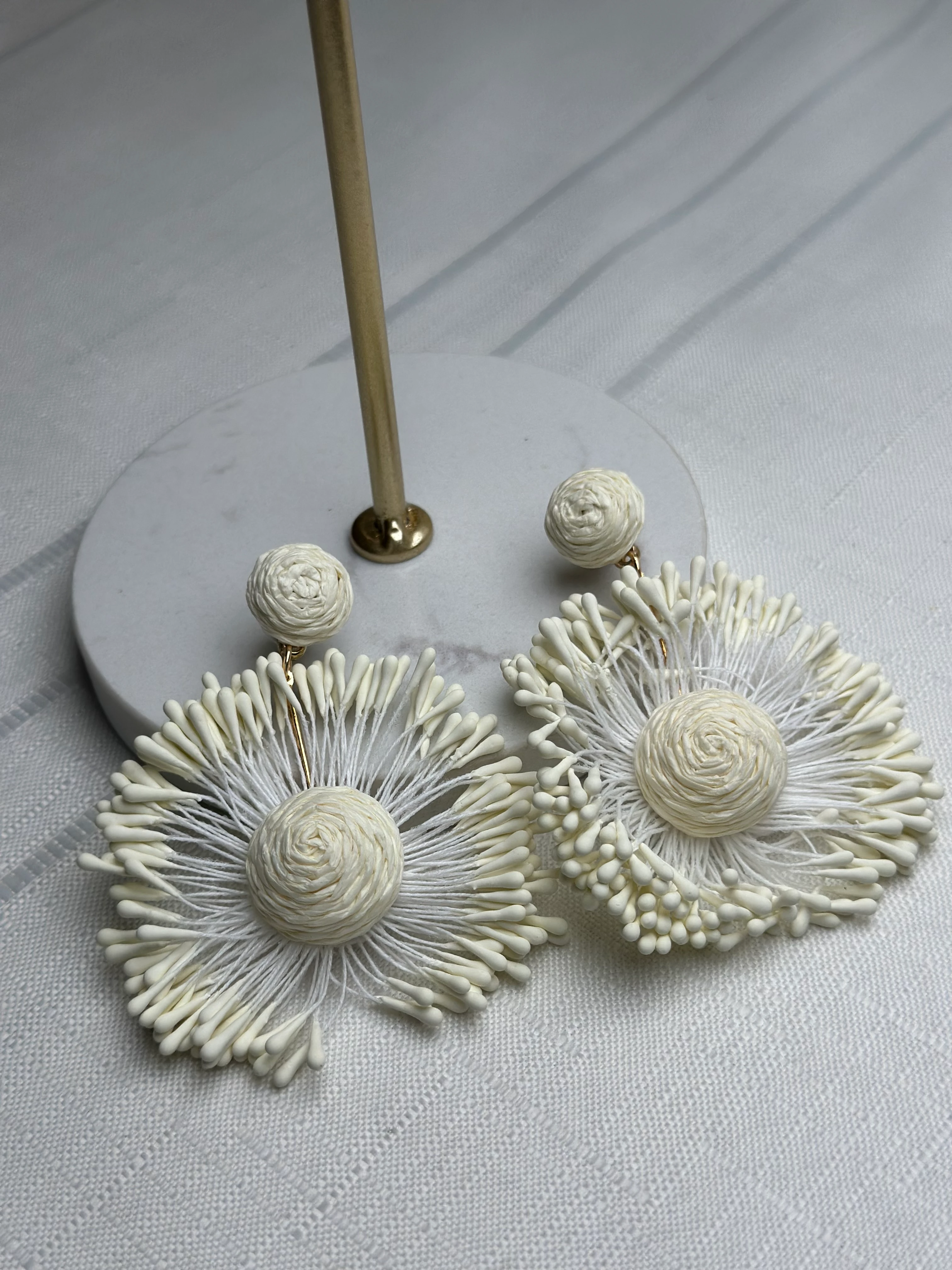 Marka Model Beyaz Hasır Çiçek Küpe