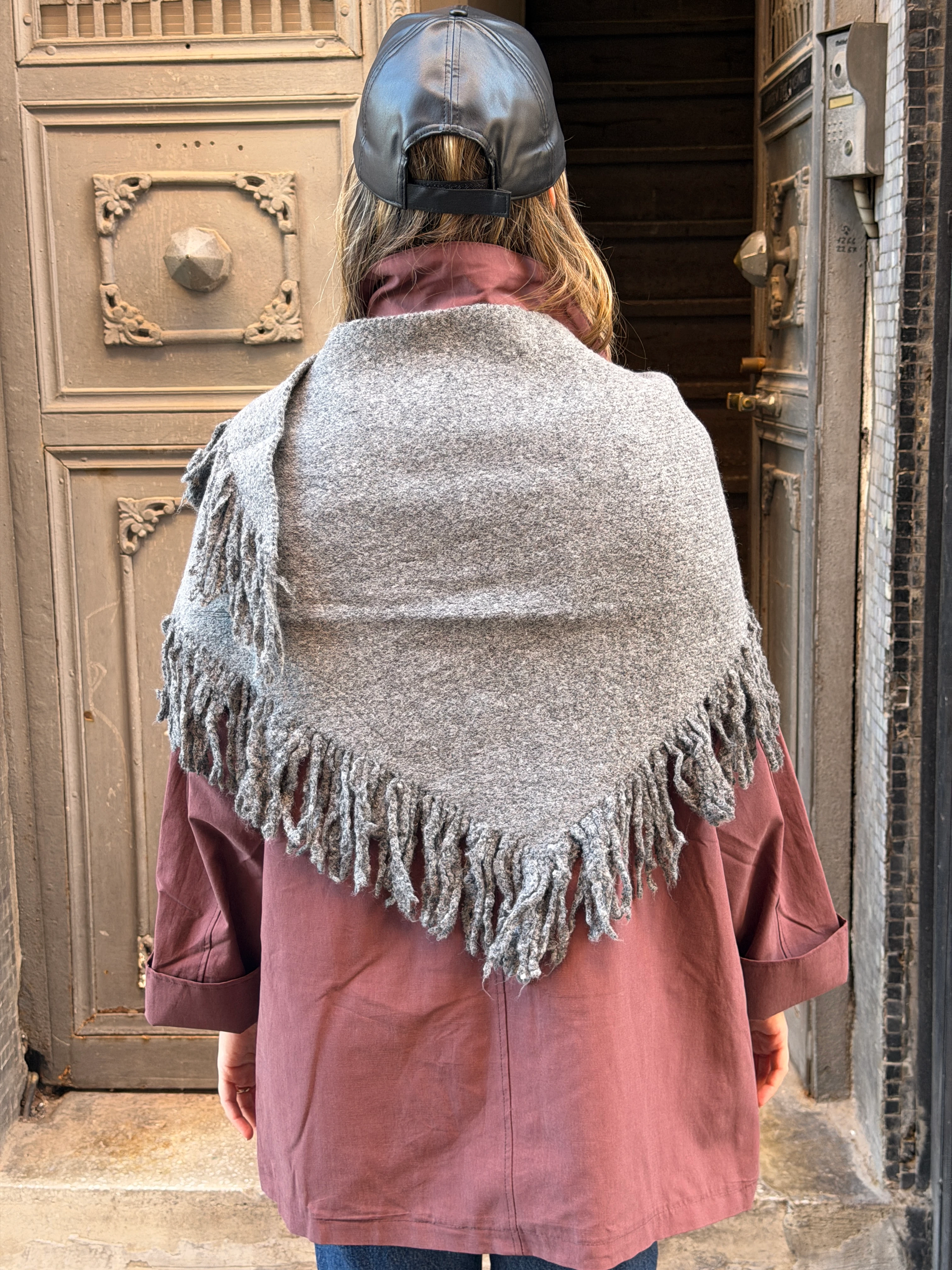 Gri Renk Püsküllü Üçgen Şal