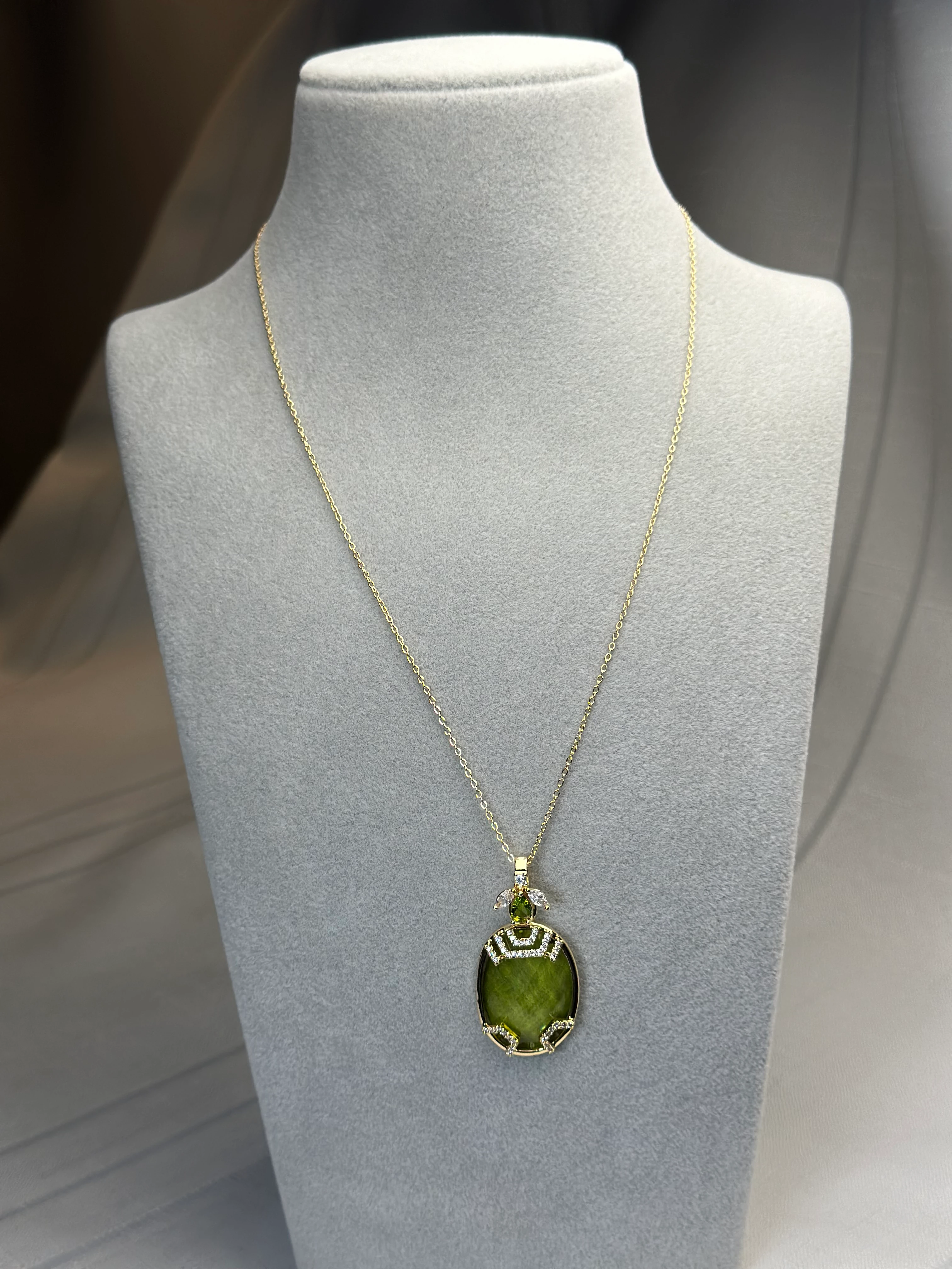 Özel Seri Marka Model Gold Renk Yeşil Taş Arı Detay Kolye