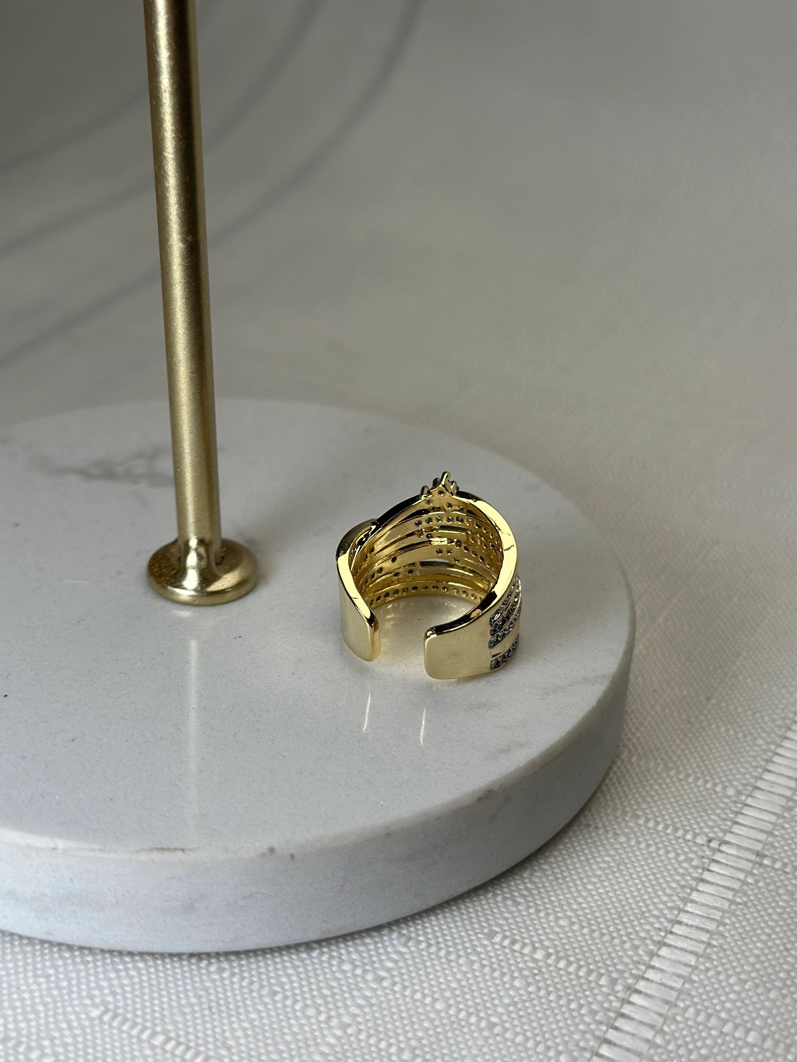 Gold Renk Taşlı Kıkırdak Küpe