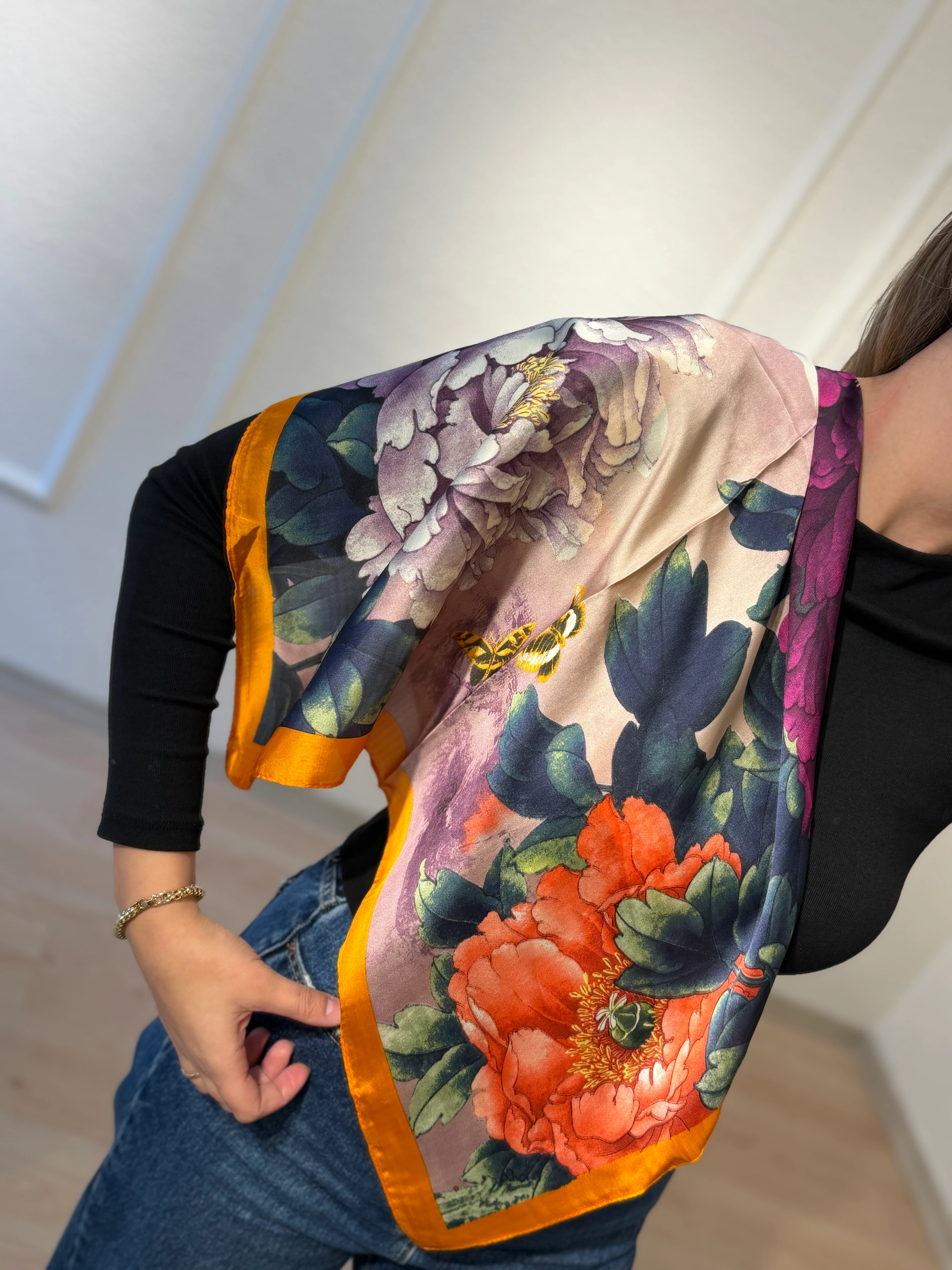 Turuncu Şeritli Renkli Çiçek Fular 70*70cm