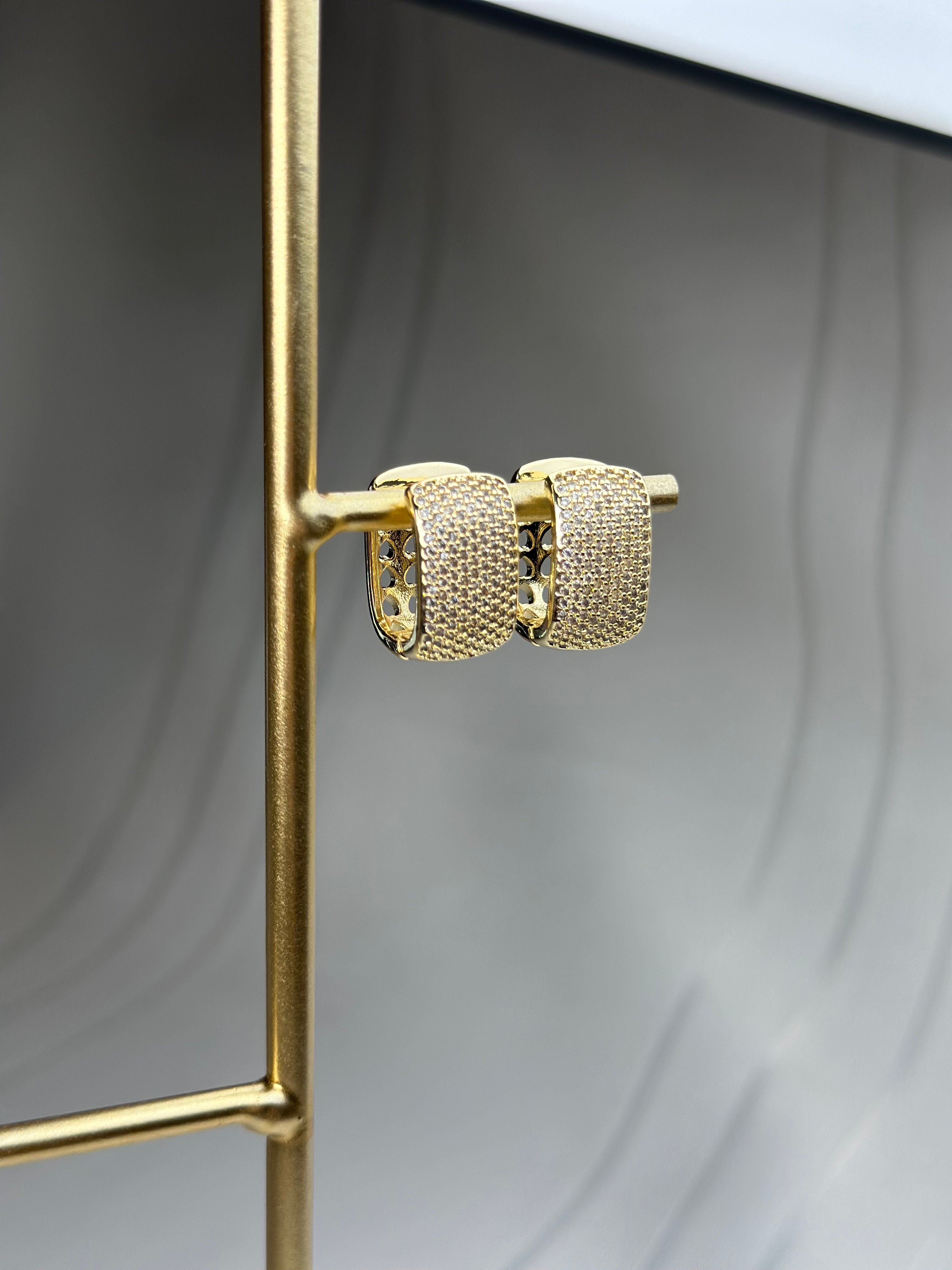 Gold Taşlı Kalın Oval Halka Küpe