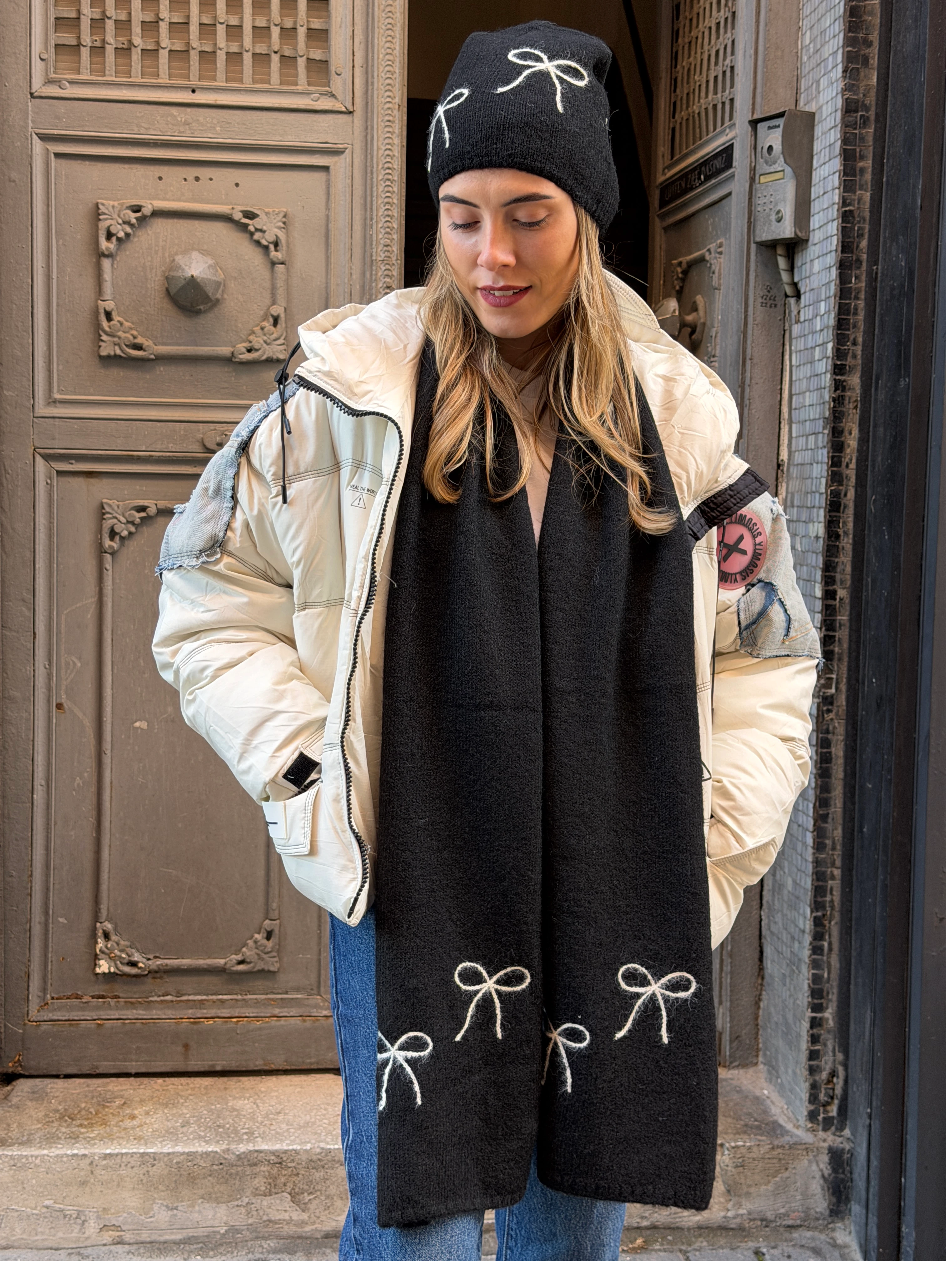 Siyah Renk Fiyonk Detay Atkı Bere Set