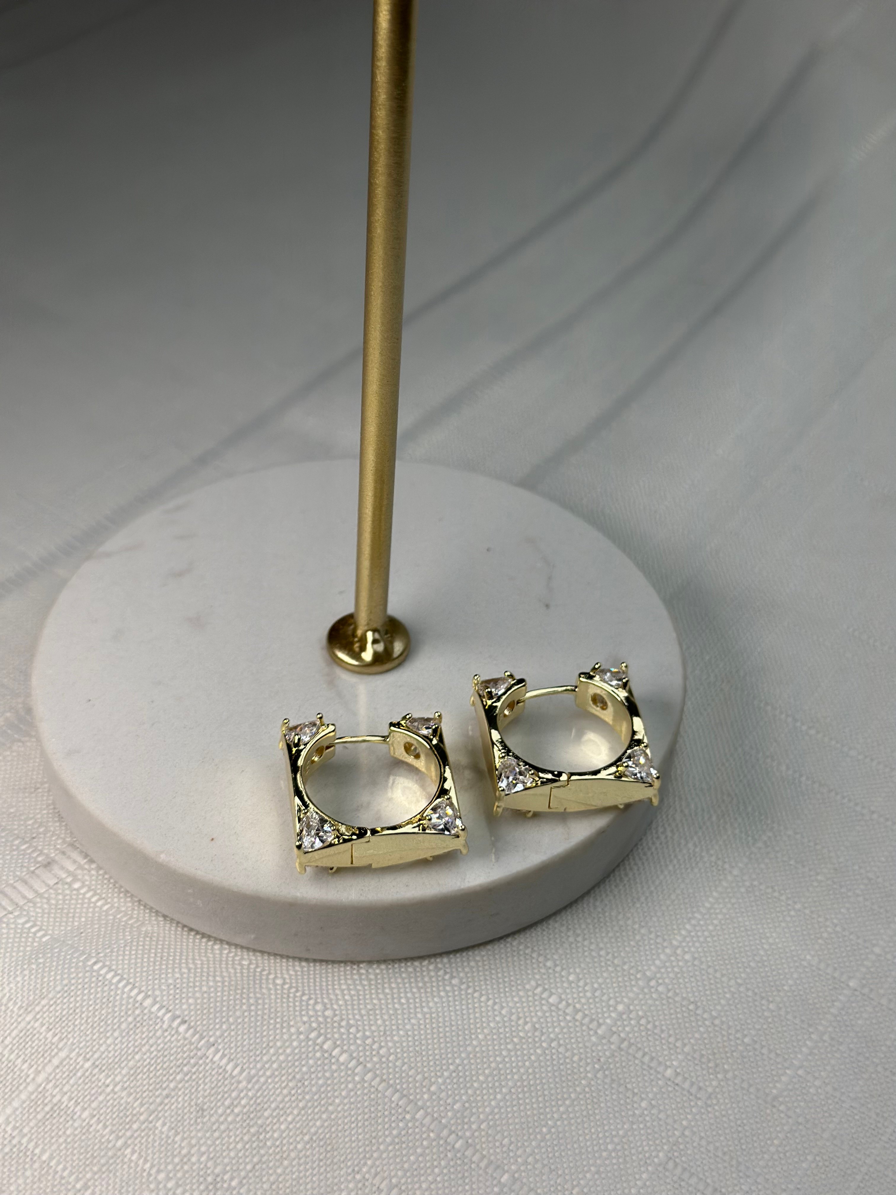 Marka Model Gold Taşlı Kare Halka Küpe