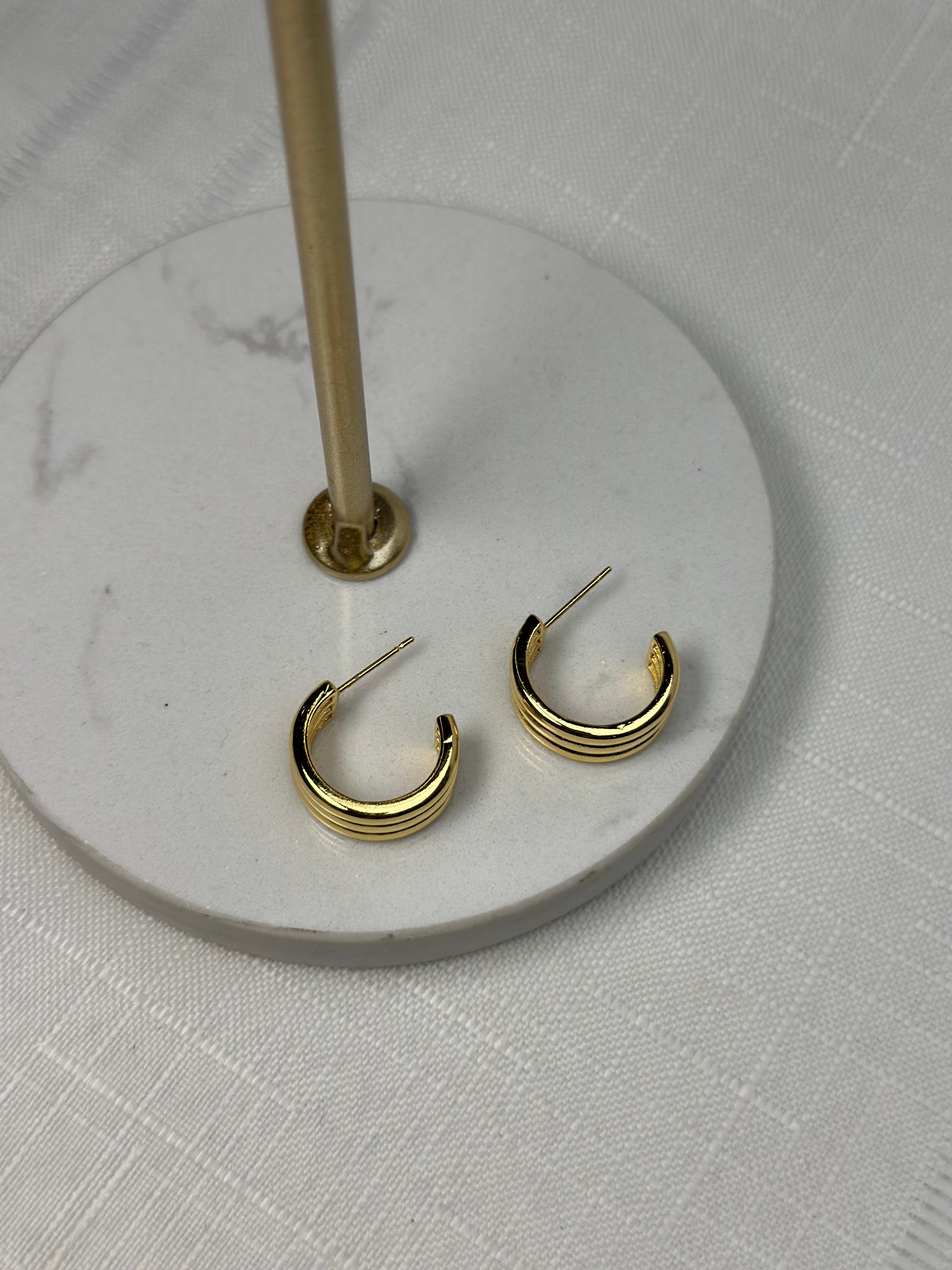 Çelik Gold Renk Üçlü Görünüm Yarım Halka Küpe
