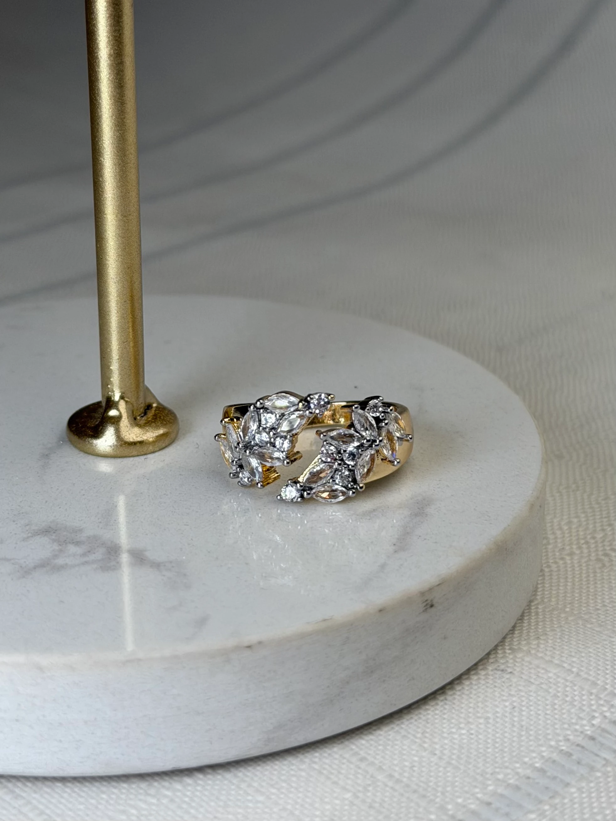 Özel Seri Marka Model Gold Renk Yaprak Taşlı Yüzük