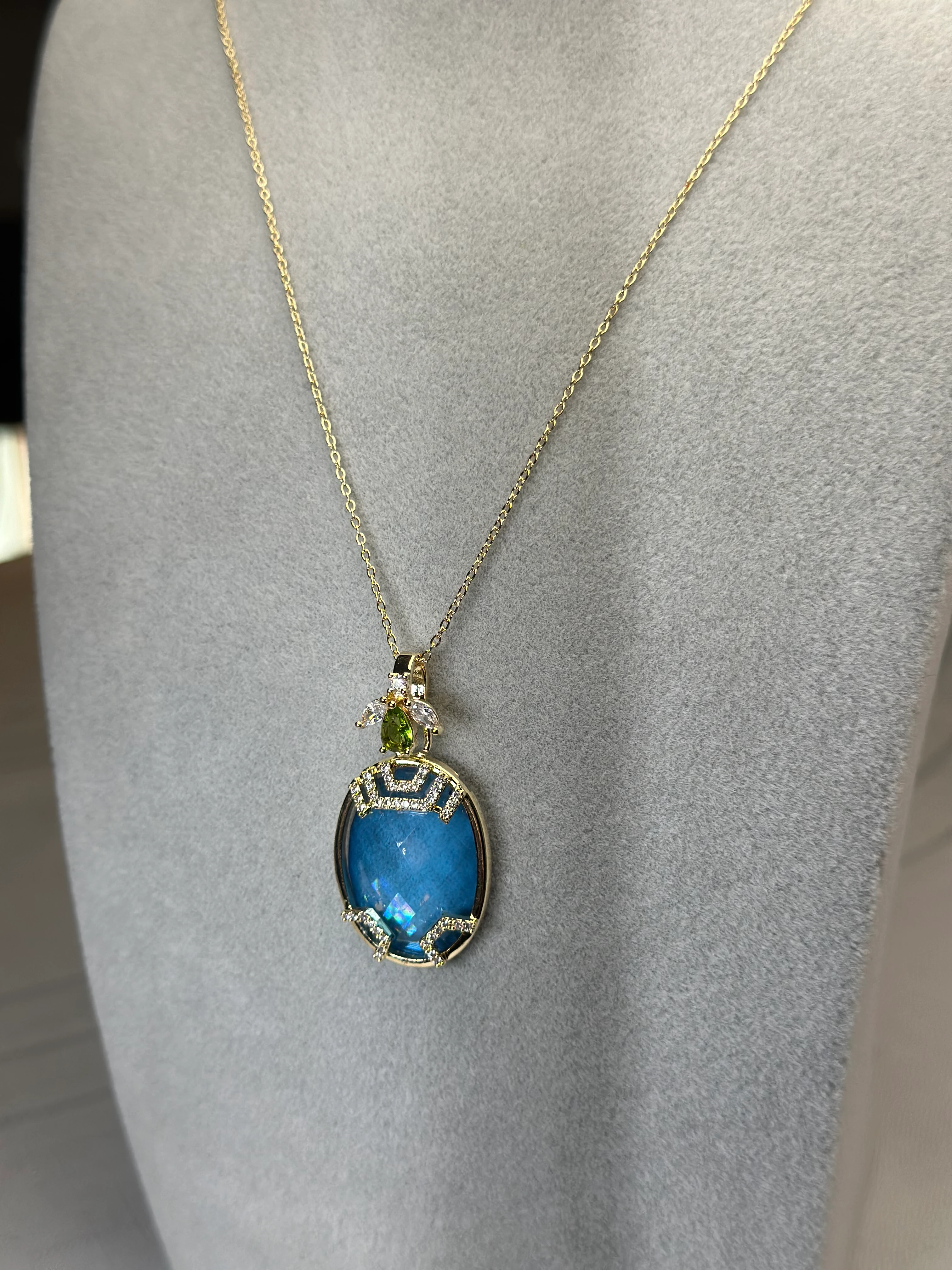 Özel Seri Marka Model Gold Renk Mavi Taş Arı Detay Kolye