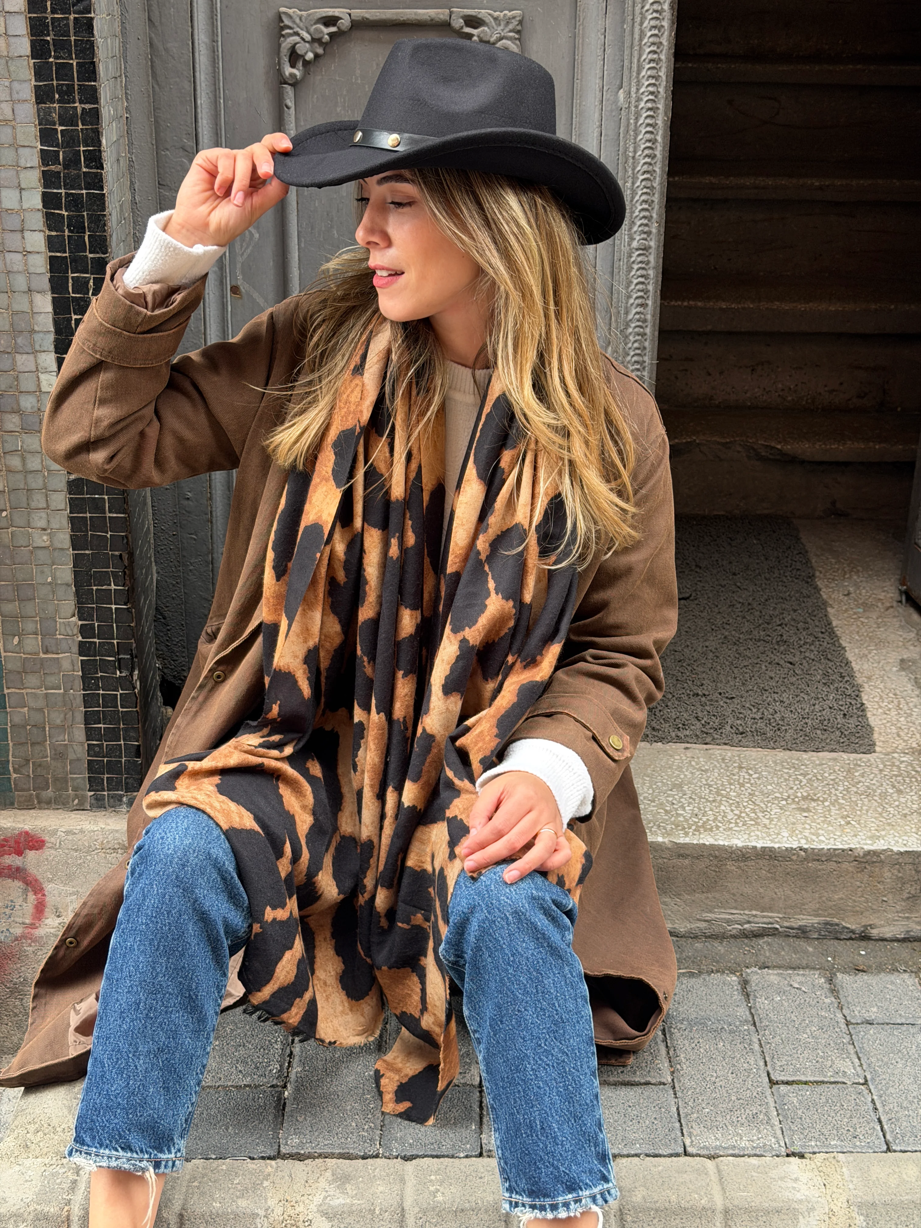 Siyah Renk Zımba Detay Fötr Şapka