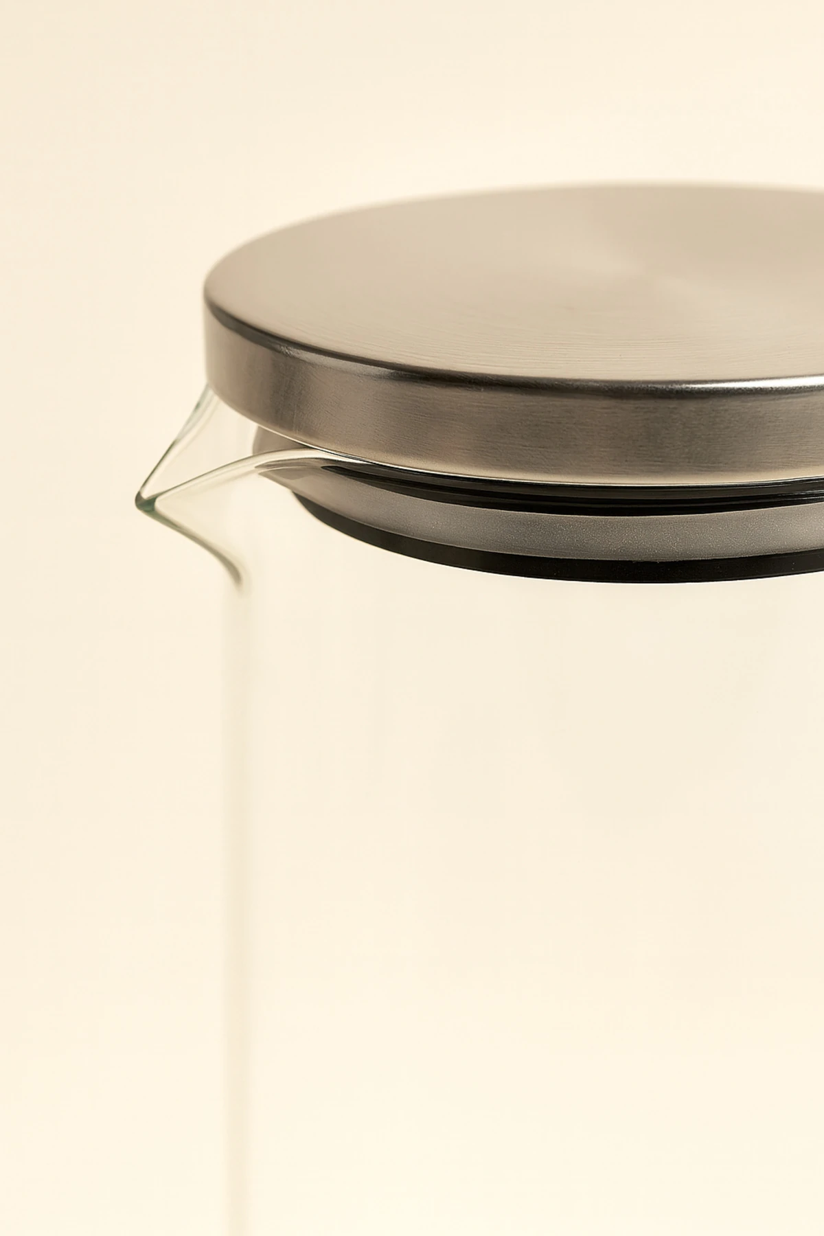 Paslanmaz Kapaklı Borosilikat Cam Sürahi – 1.5 Lt Isıya Dayanıklı