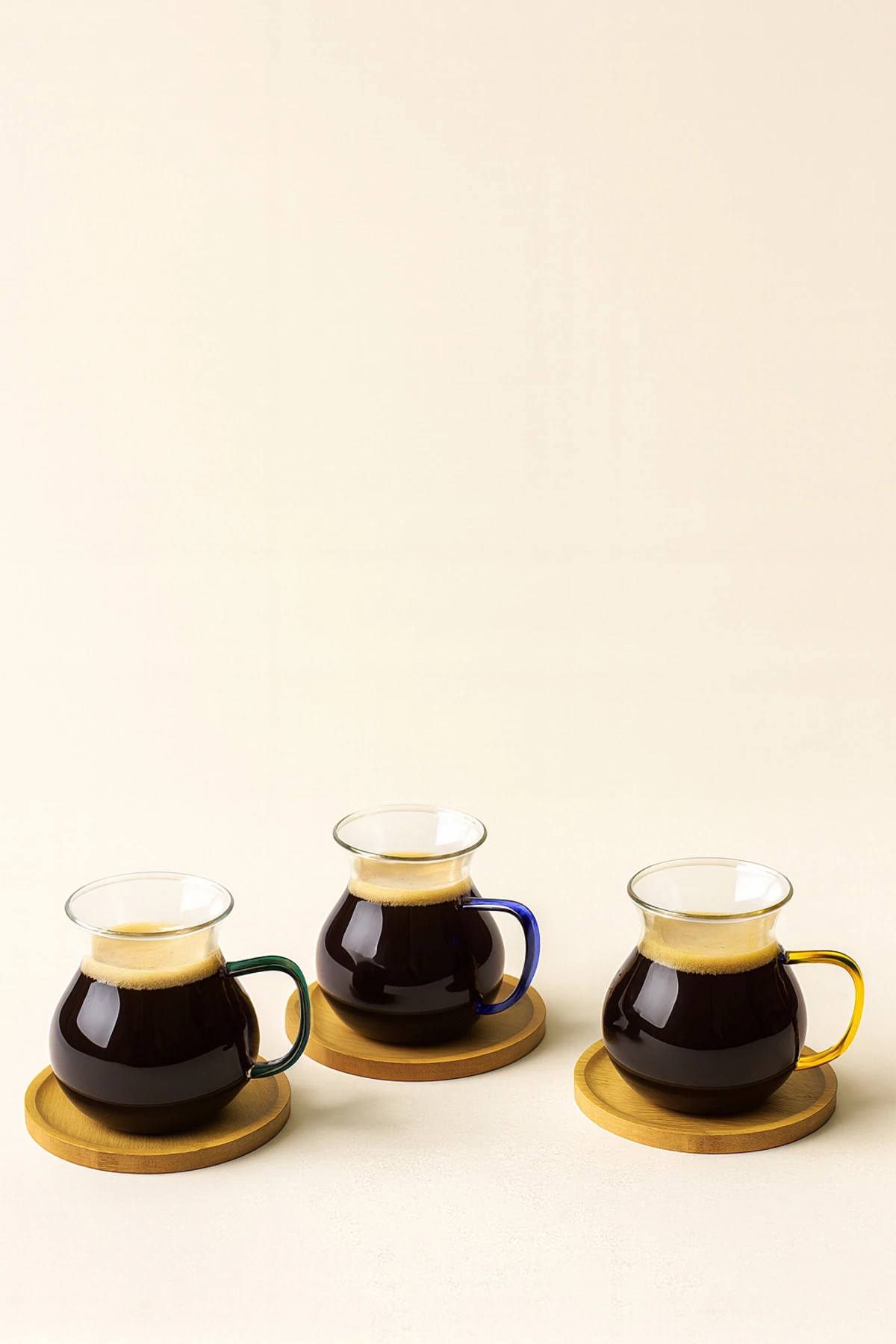 3’lü Bambu Altlıklı Renkli Kulplu Borosilikat Cam Çay Bardağı Seti