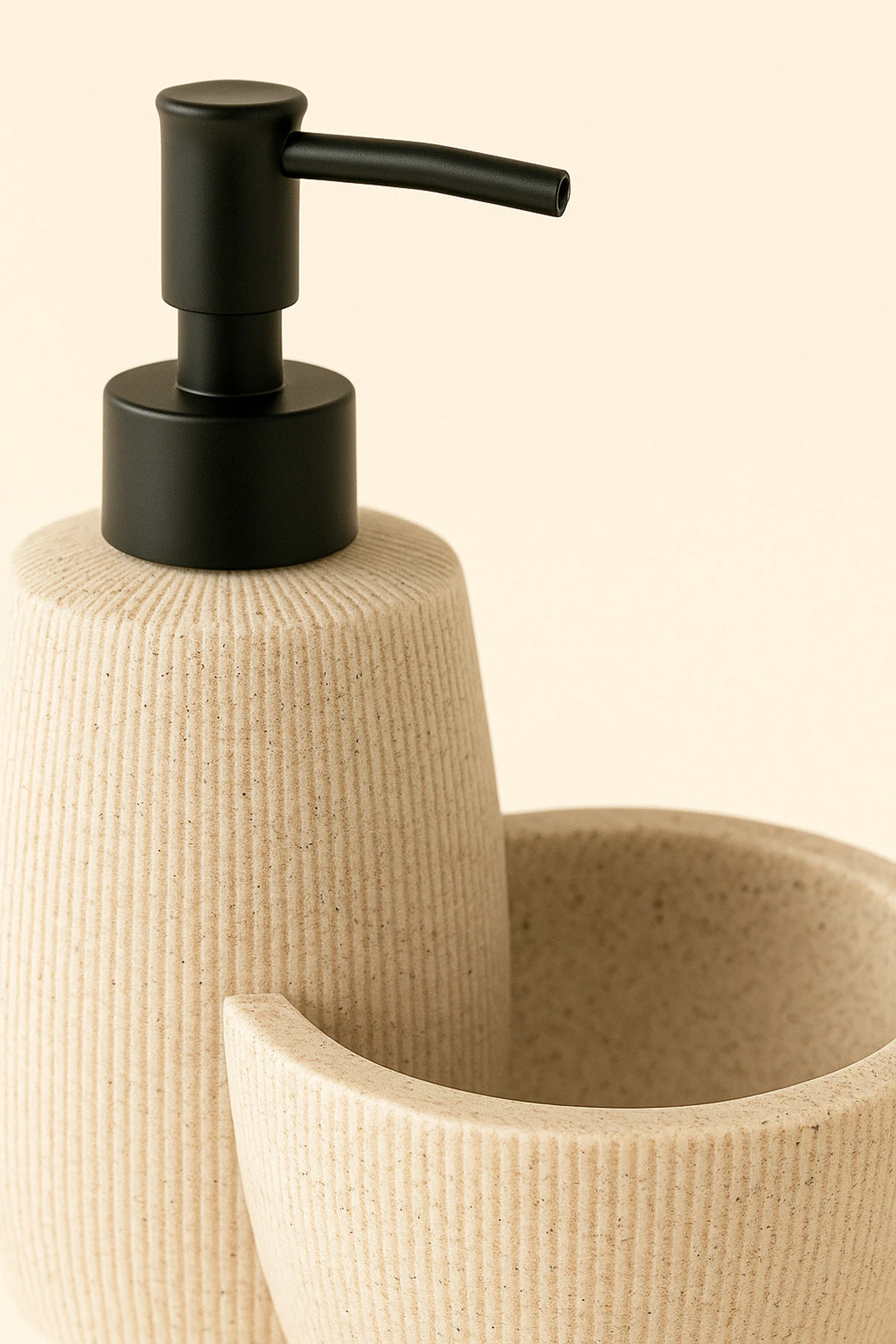 Krem Renkli Polyresin Hazneli Sıvı Sabunluk – Siyah Başlıklı Modern Tasarım