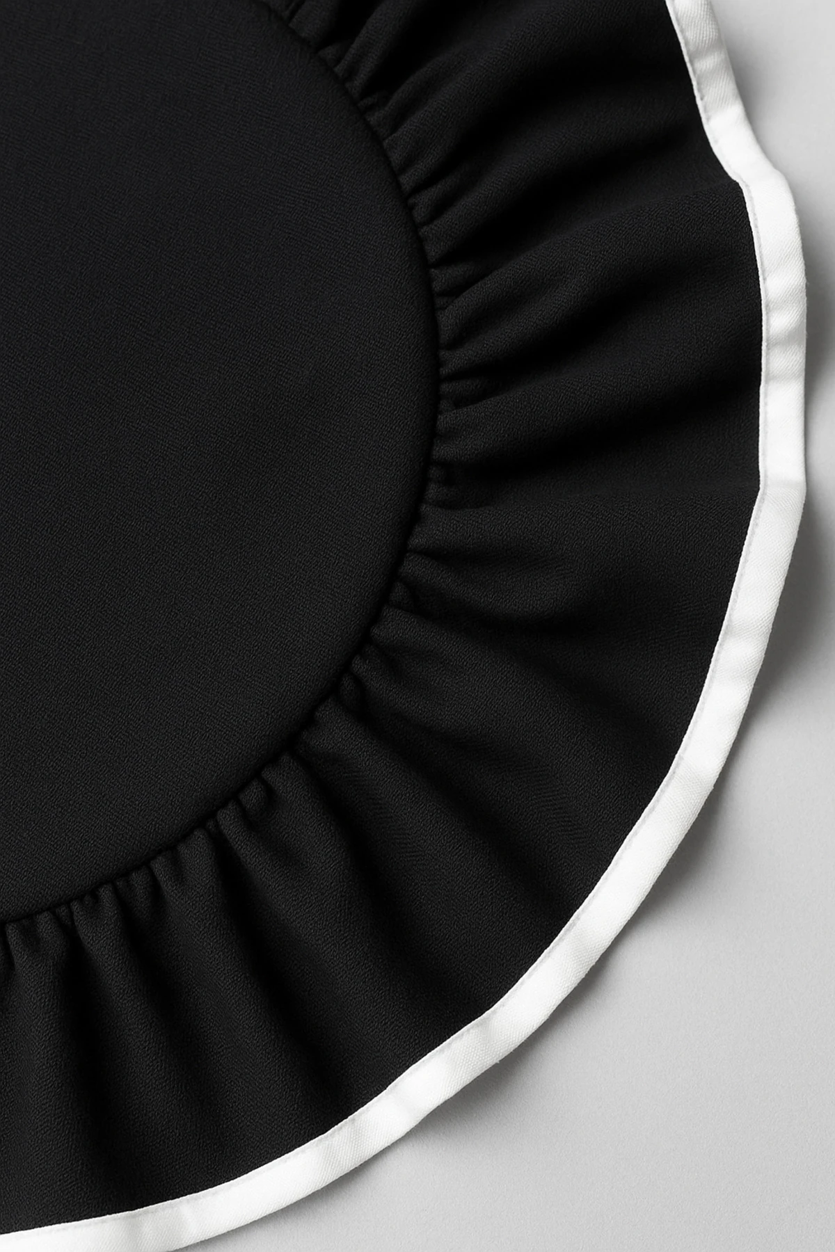 6'lı Yuvarlak Keten Amerikan Servis Seti – Beyaz, Siyah Biyeli Fırfır Kenar Tasarım - Siyah