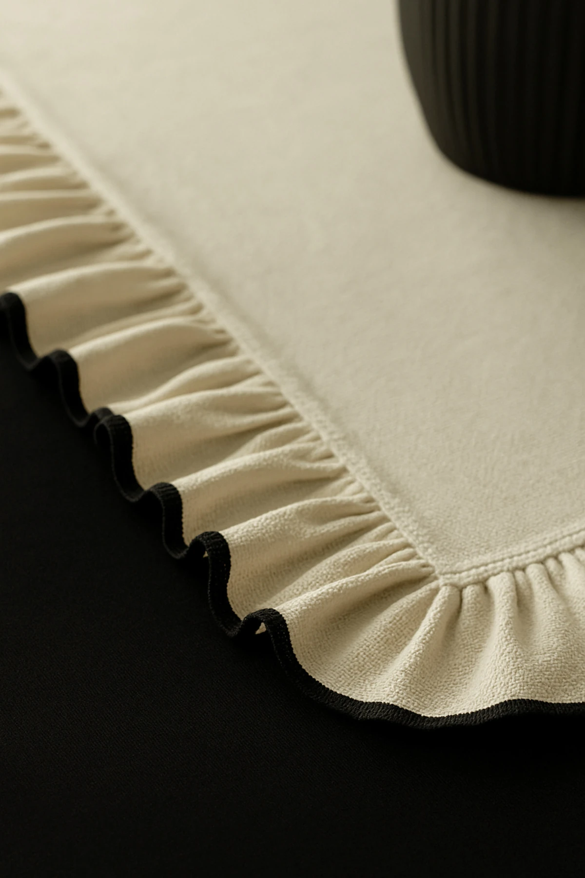 Biyeli Fırfırlı Ham Keten Runner – 40×120 cm | Siyah Biyeli, Doğal ve Zarif Sofra Dekoru