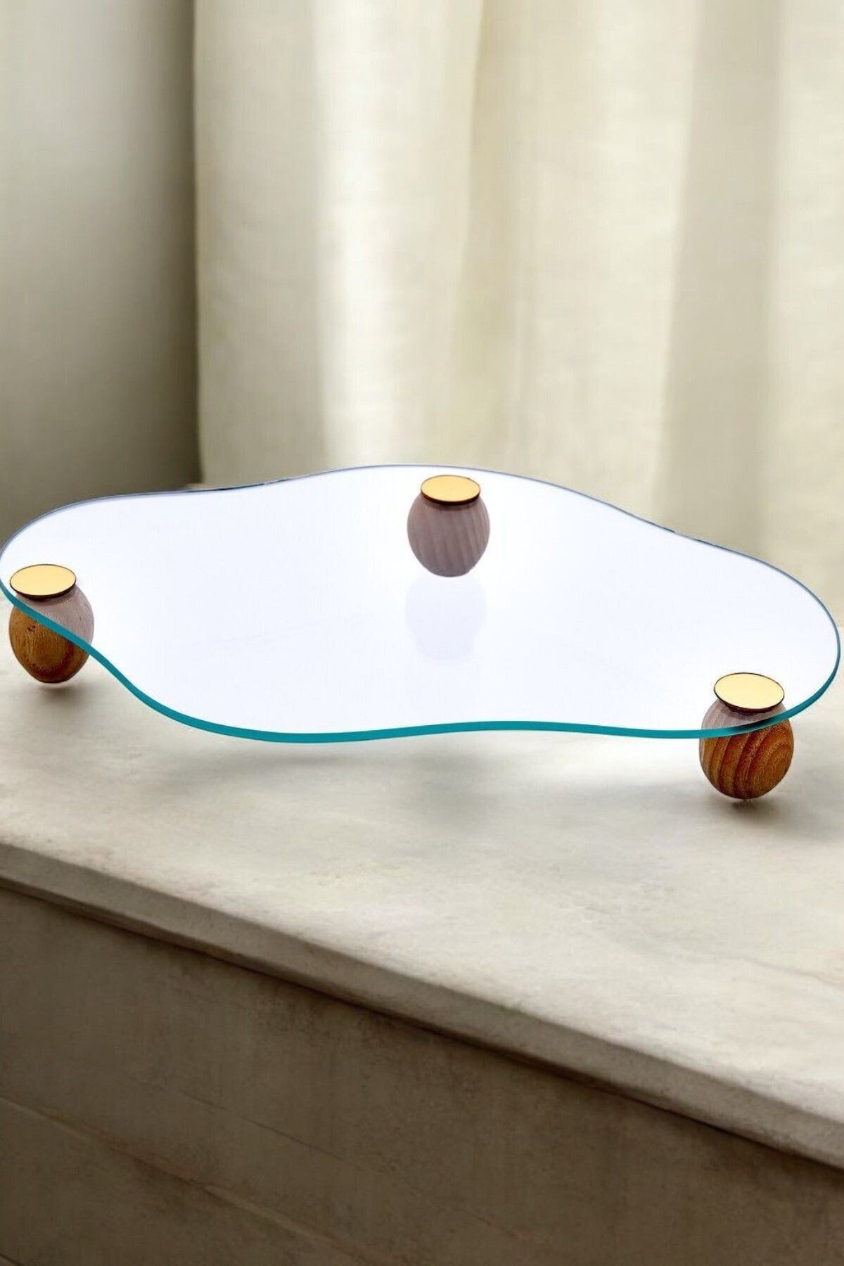 Ahşap Top Ayaklı Bulut Cam Tepsi – 32x23 cm Dekoratif Makyaj ve Takı Standı