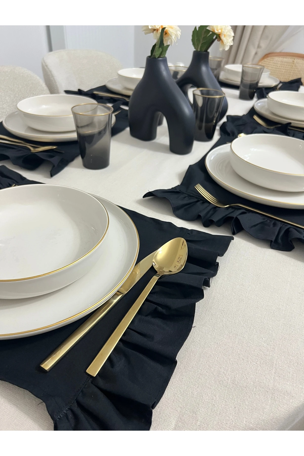 6'lı Siyah Fırfırlı Pamuk Keten Amerikan Servis Ve Supla - Fırfırlı 6'lı Siyah Fırfırlı Pamuk Keten Amerikan Servis & Supla Seti – Dikdörtgen, %100 Pamuk Keten, Şık Sofra Sunumu