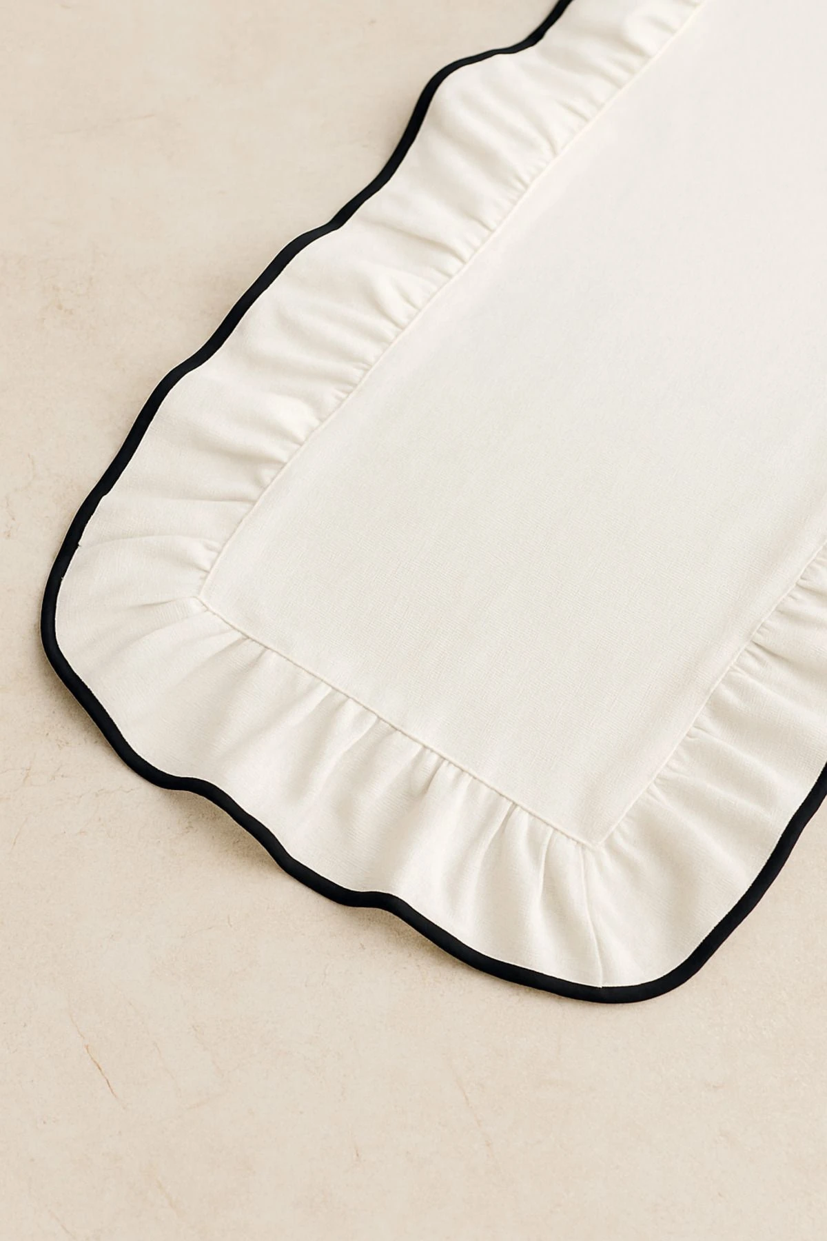 Fırfırlı Biyeli Keten Runner | Doğal Fırfırlı Runner - Sofra Dekorasyonu Için Şık Tasarım