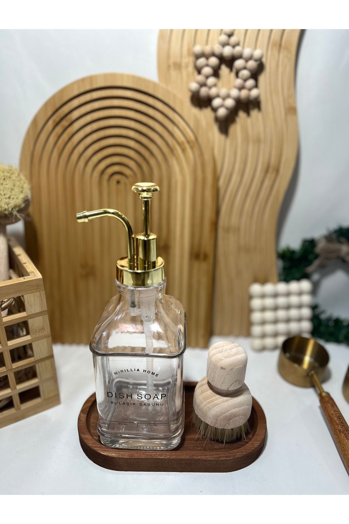 500 ml Cam Sıvı Sabunluk Seti – Ahşap Altlıklı ve Fırçalı, 2 Etiketli Şık Tasarım