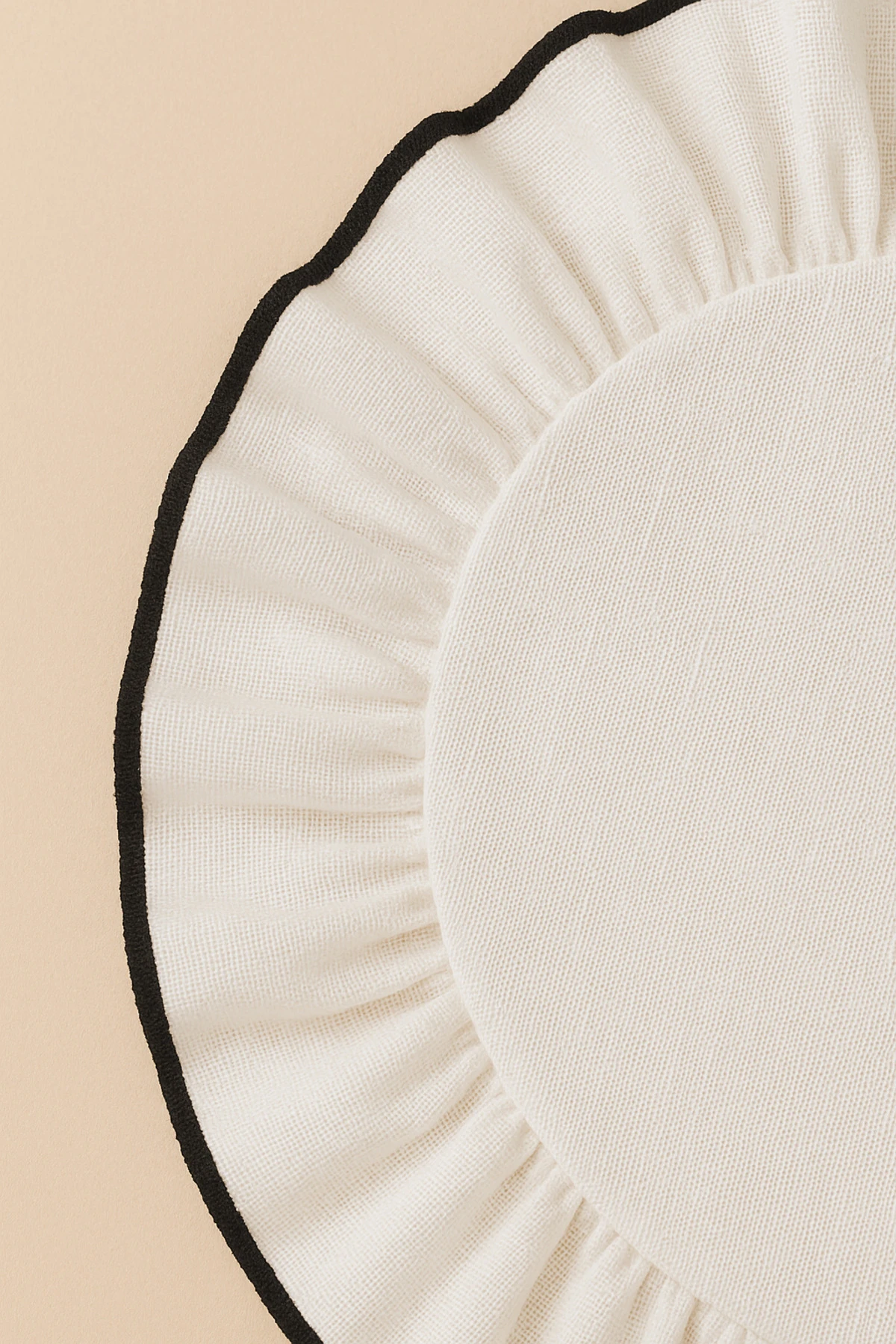 6'lı Yuvarlak Keten Amerikan Servis Seti – Beyaz, Siyah Biyeli Fırfır Kenar Tasarım - Beyaz