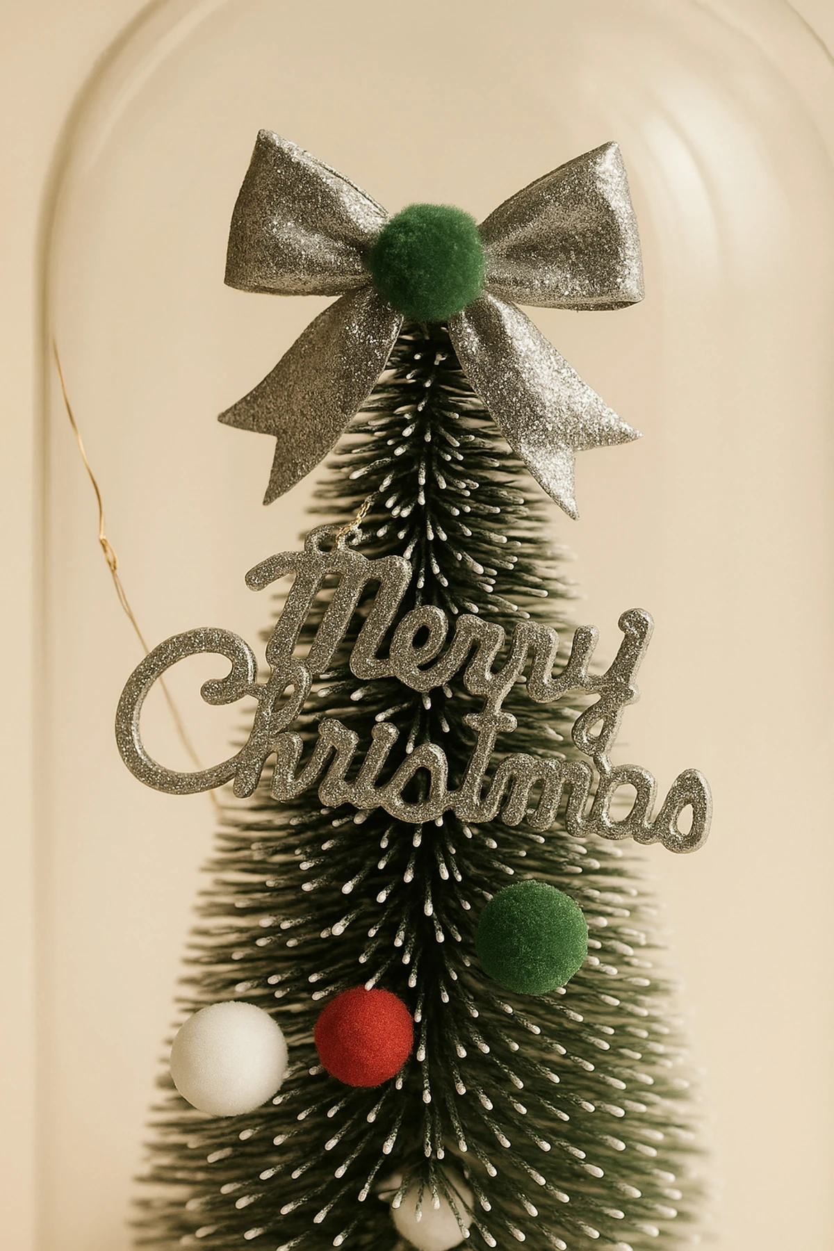 Işıklı Küre İçinde Yılbaşı Çam Ağacı – Kar Efektli LED Dekoratif Masa Süsü