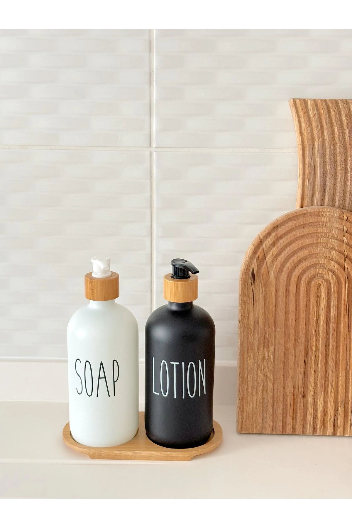 2’li Siyah Beyaz Cam Sabunluk Seti – Bambu Altlıklı 500 ml Şık Dispenser Takımı