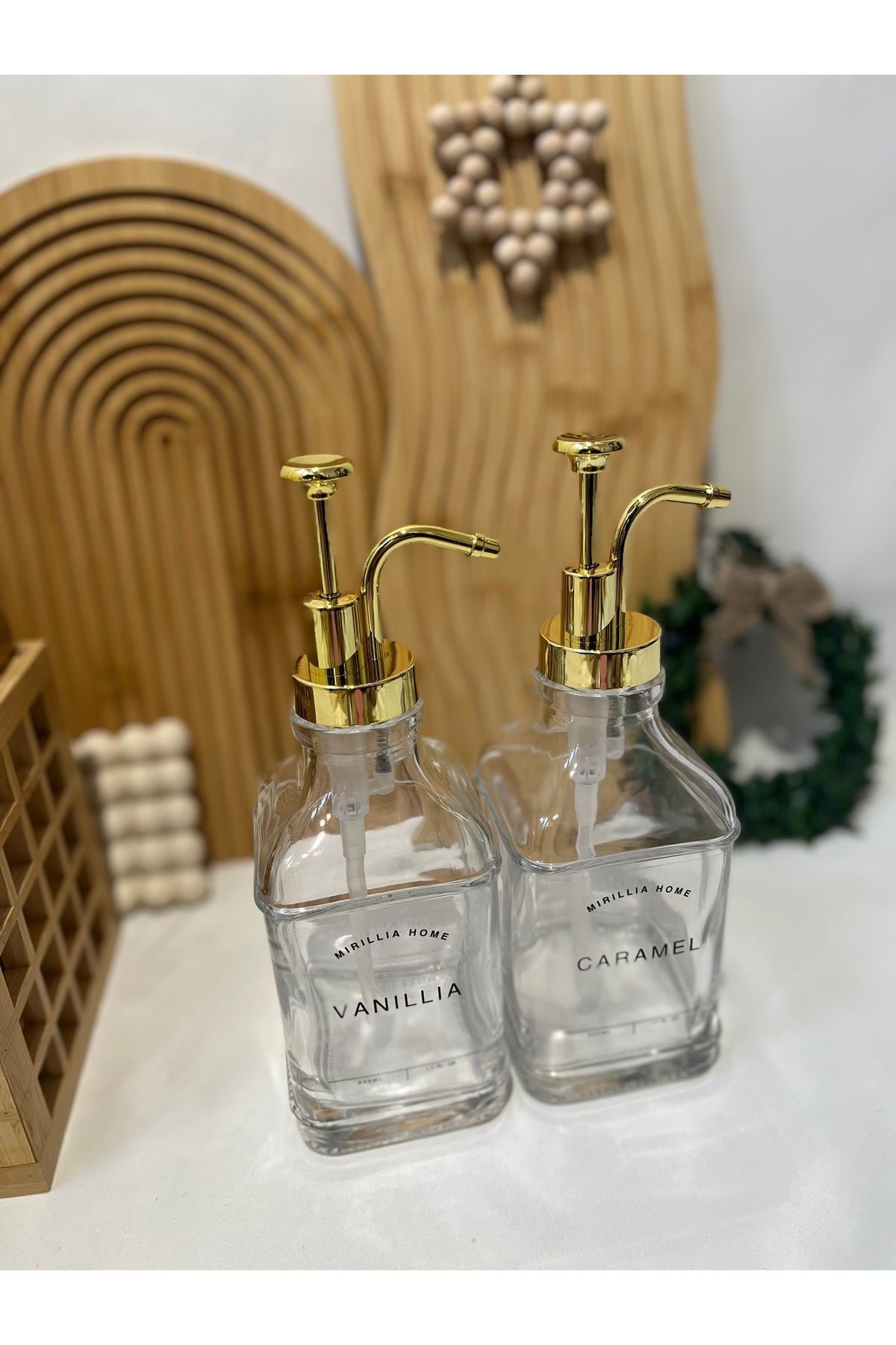 2’li Gold Kristal Cam Sabunluk ve Şurupluk Seti – Pompalı Yağdanlık ve Etiketli Tasarım