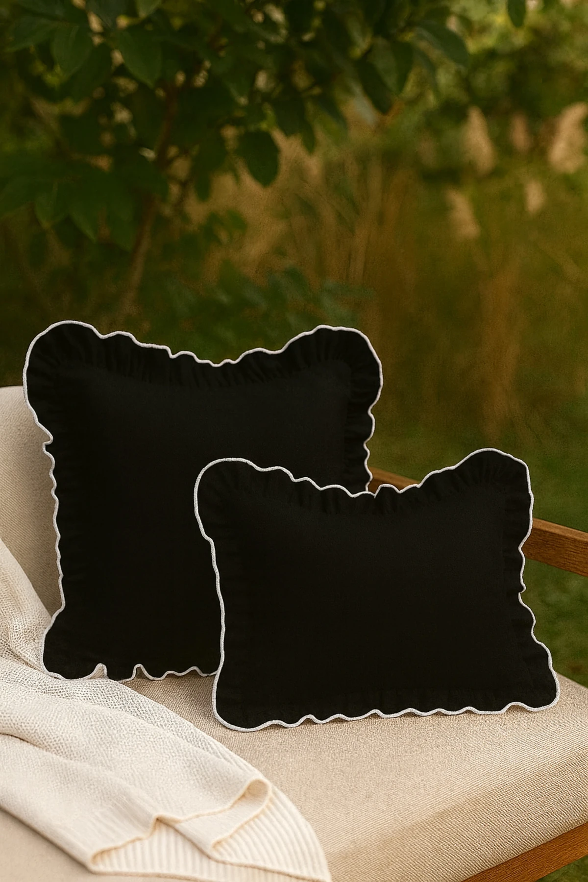 Biyeli Fırfırlı Kırlent Kılıfı - Dekoratif Yastık Kılıfı - Siyah