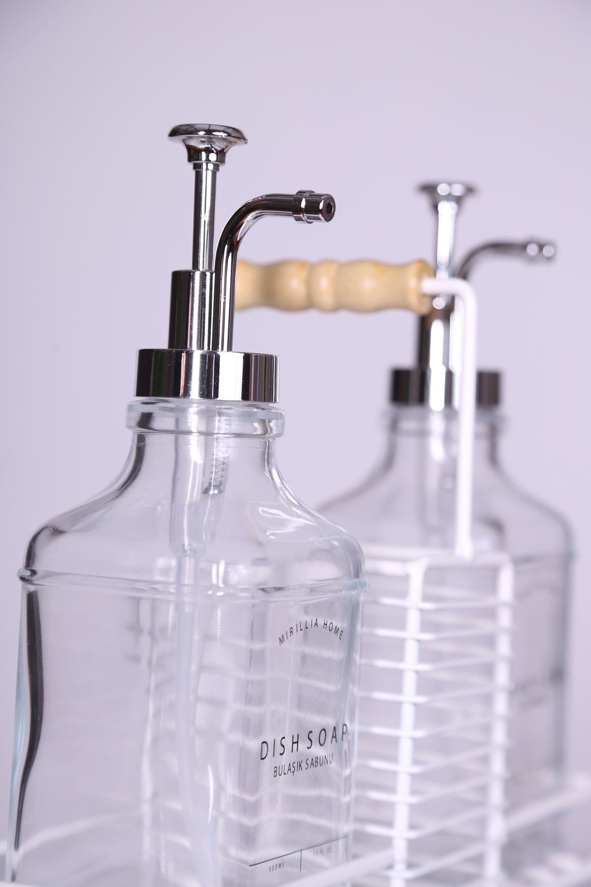 2’li Beyaz Metal Standlı Cam Sıvı Sabunluk ve Losyon Şişesi – 500 ml Modern Tasarım