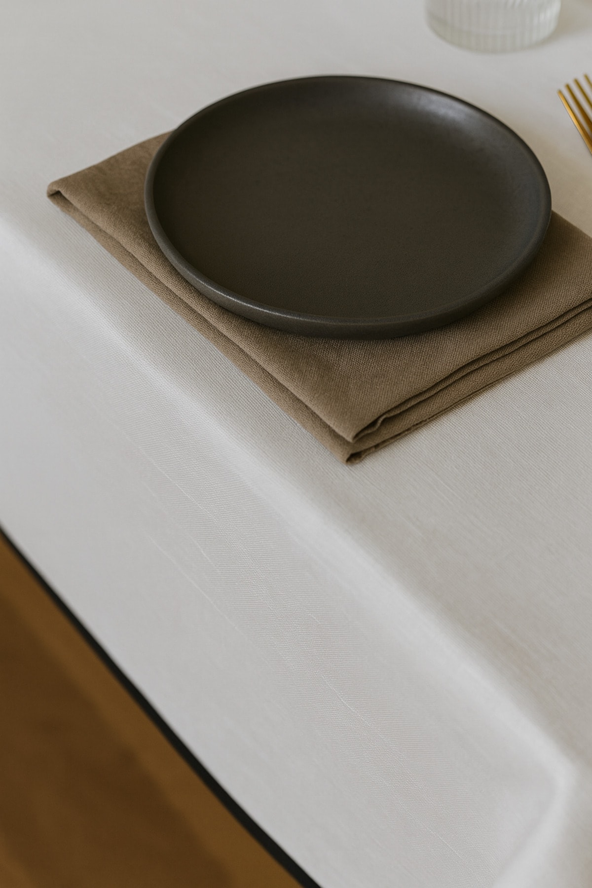 Biyeli Beyaz Keten Masa Örtüsü - 4, 6 Kişilik ve Kare Masa Seçenekli