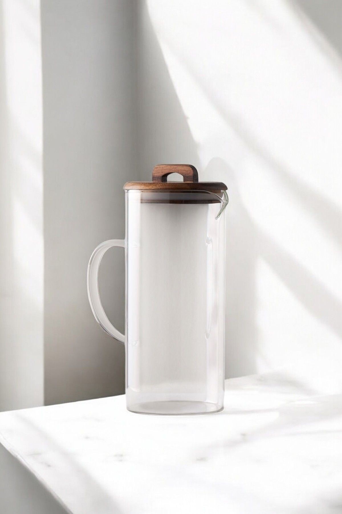 Ahşap Kapaklı Borosilikat Cam Sürahi – 1000 ml Isıya Dayanıklı Su ve Çay Sürahisi