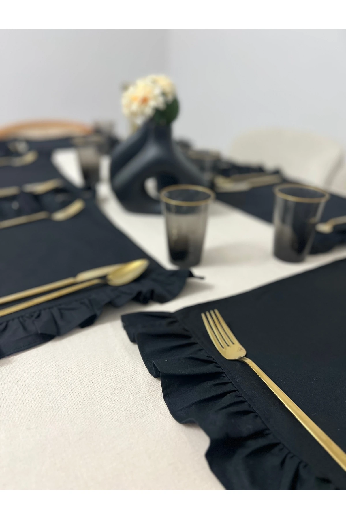 6'lı Siyah Fırfırlı Pamuk Keten Amerikan Servis Ve Supla - Fırfırlı 6'lı Siyah Fırfırlı Pamuk Keten Amerikan Servis & Supla Seti – Dikdörtgen, %100 Pamuk Keten, Şık Sofra Sunumu