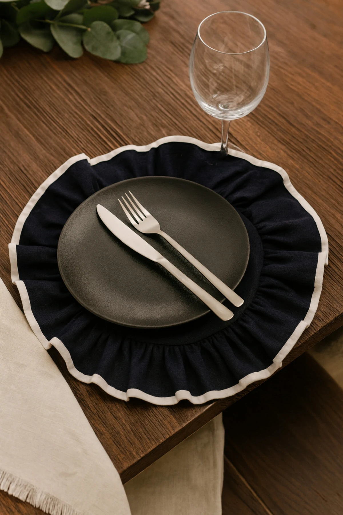 6'lı Yuvarlak Keten Amerikan Servis Seti – Beyaz, Siyah Biyeli Fırfır Kenar Tasarım - Siyah