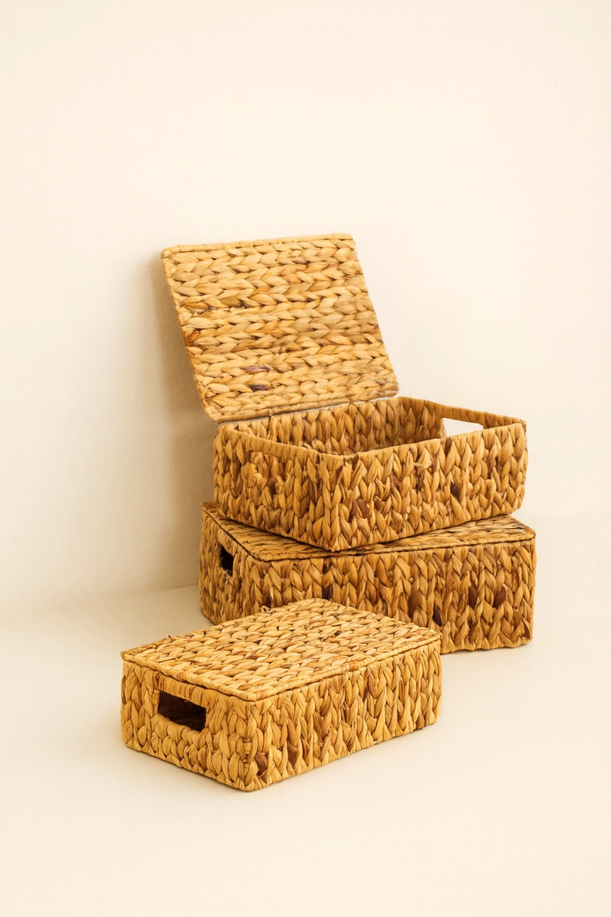 Kapaklı Doğal Hasır Sepet Seti | 3’lü Düzenleyici Kutular – El Örgüsü, Dekoratif ve Fonksiyonel