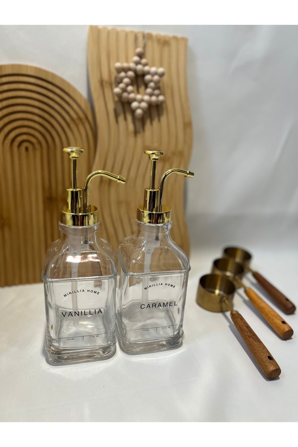 2’li Gold Kristal Cam Sabunluk ve Şurupluk Seti – Pompalı Yağdanlık ve Etiketli Tasarım