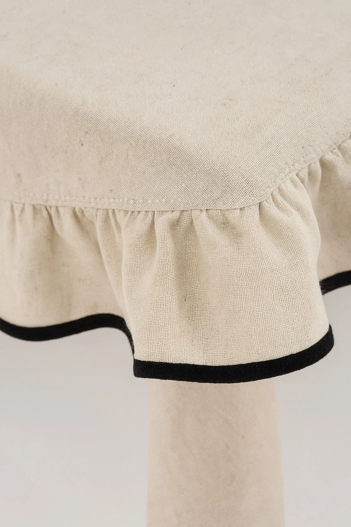 Elite Fırfırlı Biyeli Ham Keten Masa Örtüsü – Fırfırlı Bej Masa Örtüsü