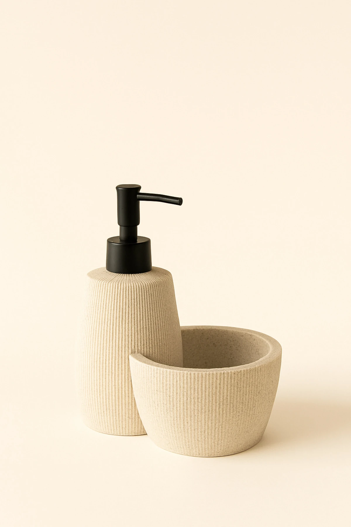 Krem Renkli Polyresin Hazneli Sıvı Sabunluk – Siyah Başlıklı Modern Tasarım