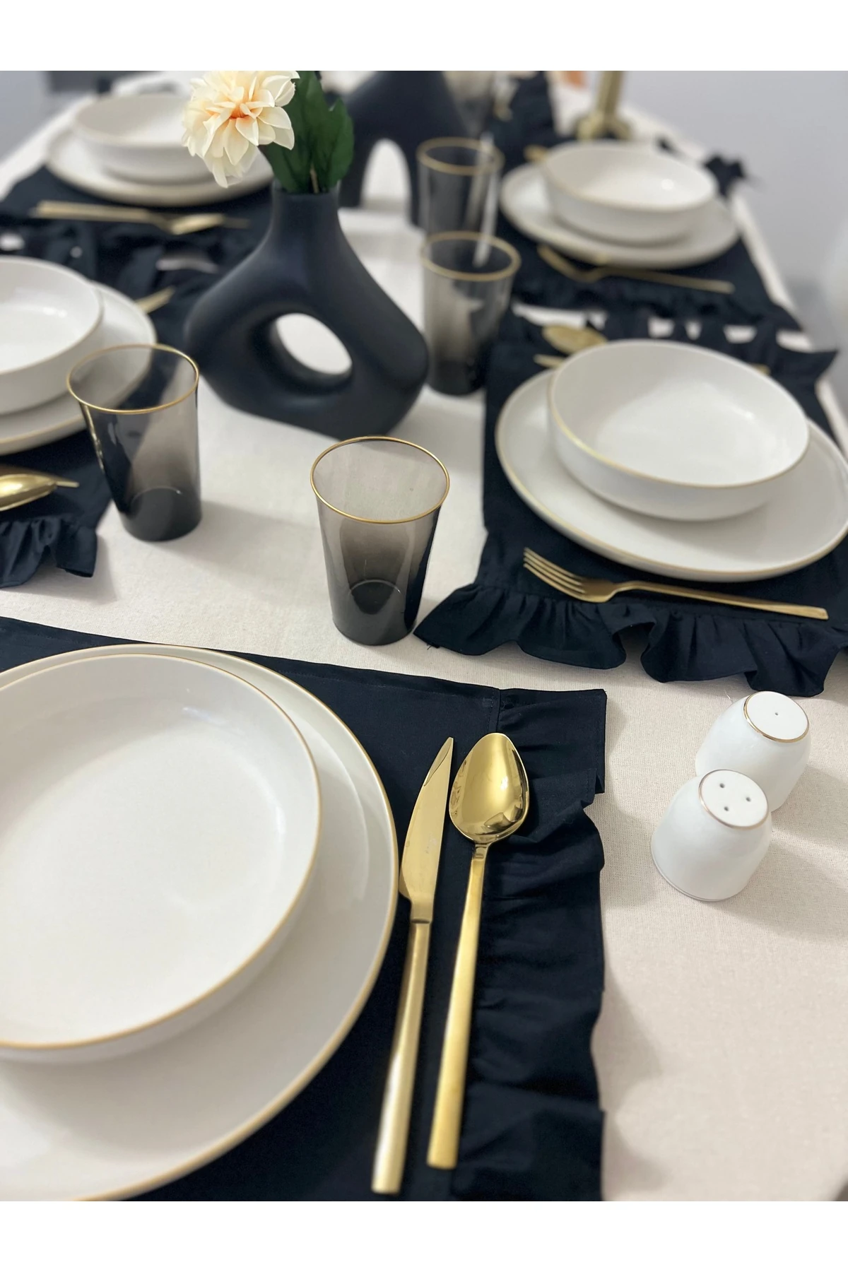 6'lı Siyah Fırfırlı Pamuk Keten Amerikan Servis Ve Supla - Fırfırlı 6'lı Siyah Fırfırlı Pamuk Keten Amerikan Servis & Supla Seti – Dikdörtgen, %100 Pamuk Keten, Şık Sofra Sunumu